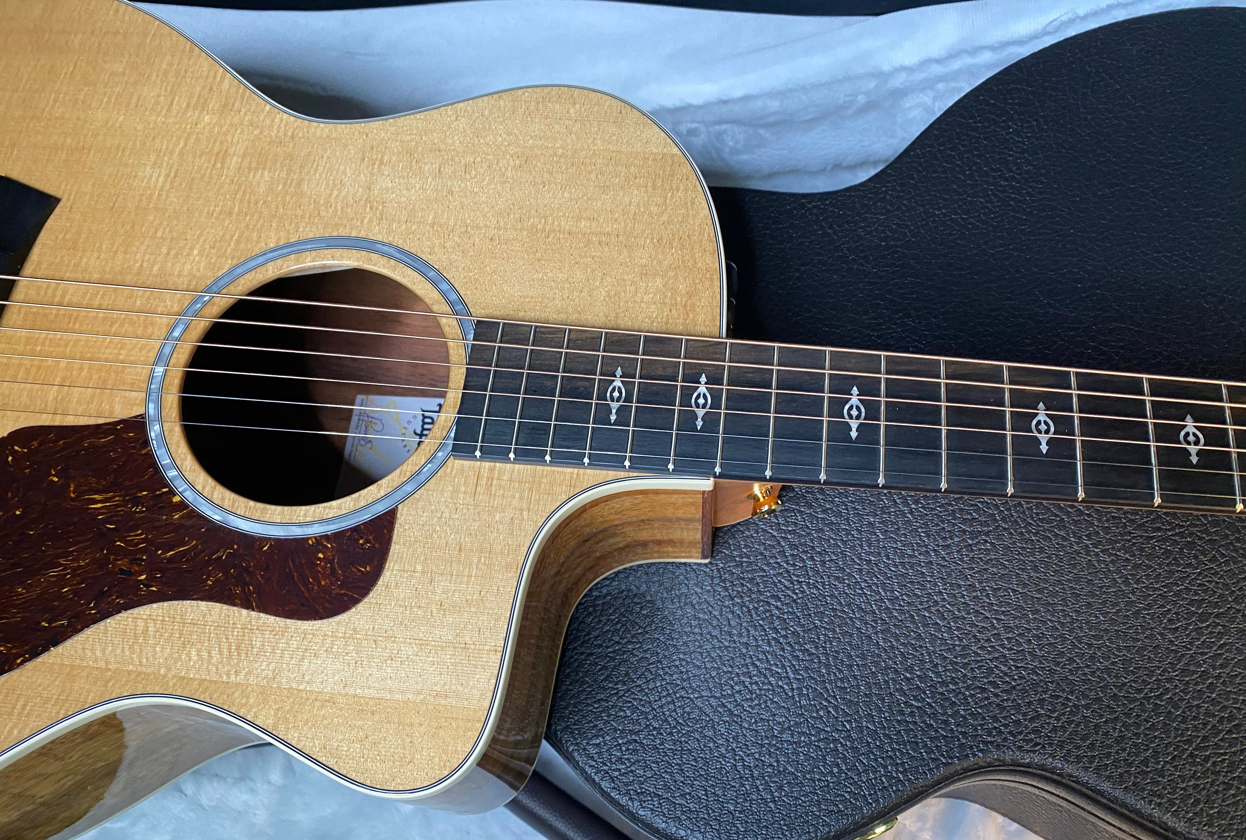 Taylor 214ce-K DLX Koa Grand Auditorium Acoustic-Electric Guitar Natural Finish - 4.8lbs - Authorized Dealer - G06047