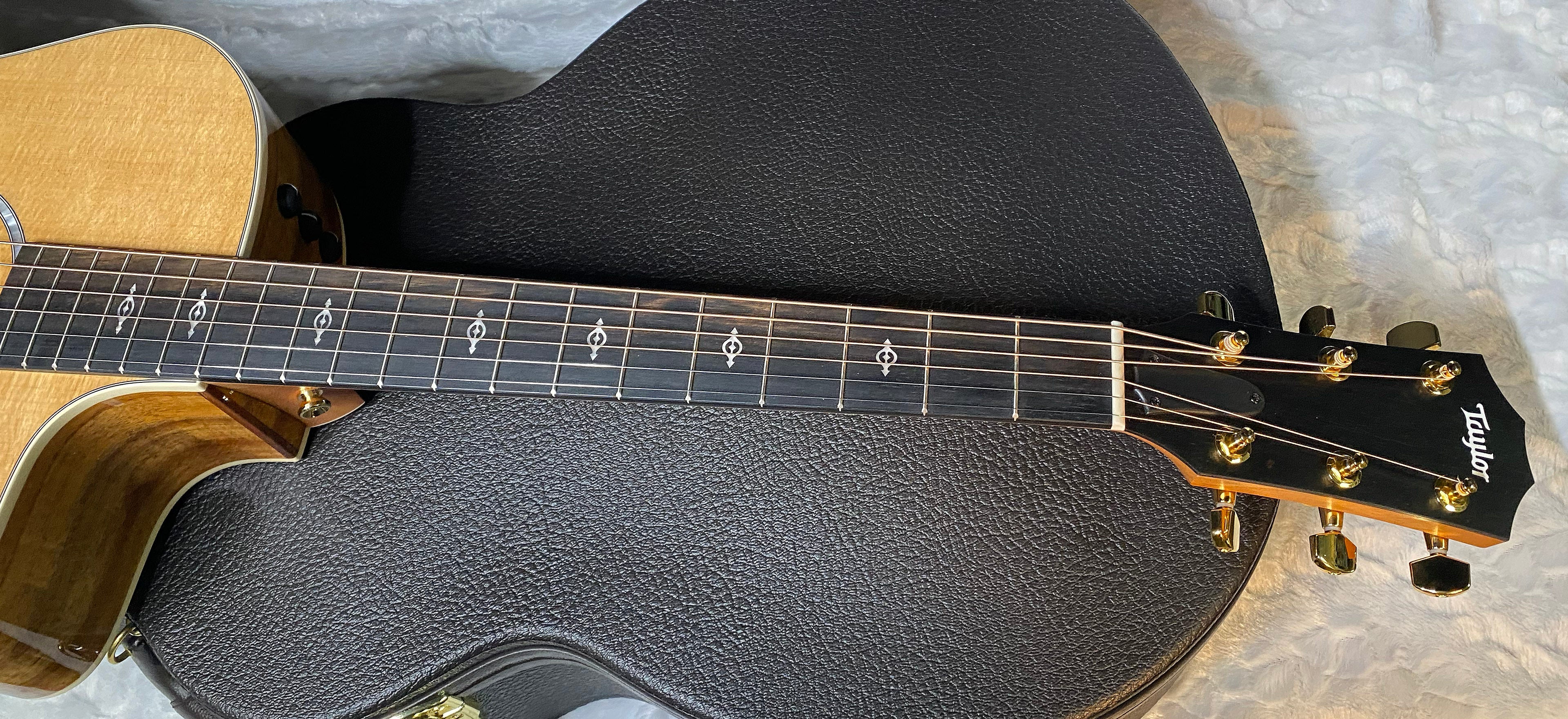 Taylor 214ce-K DLX Koa Grand Auditorium Acoustic-Electric Guitar Natural Finish - 4.8lbs - Authorized Dealer - G06047