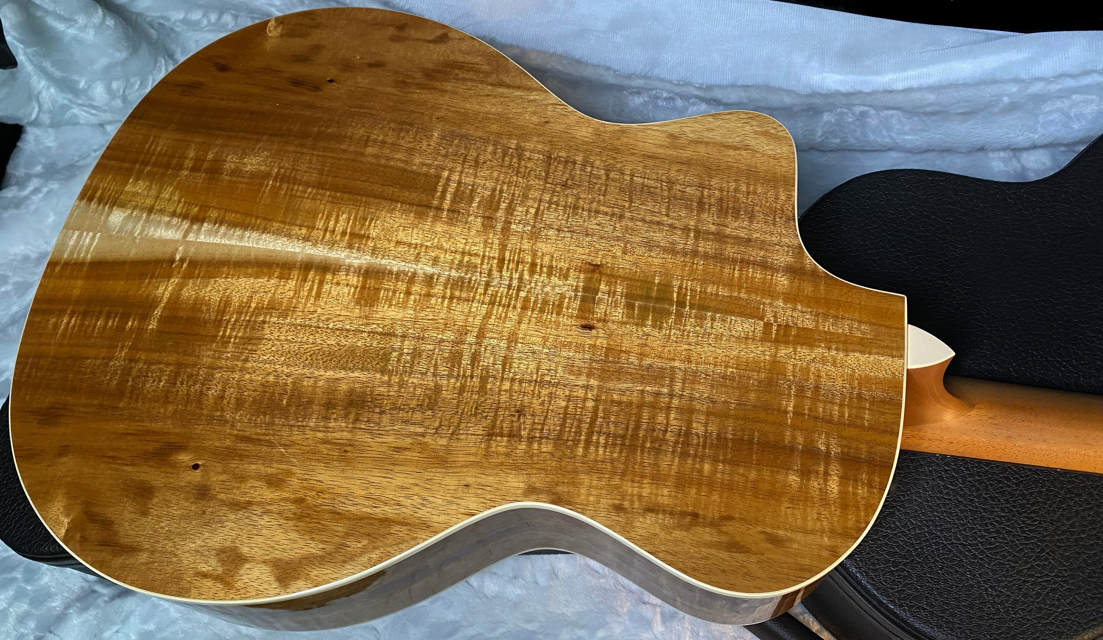 Taylor 214ce-K DLX Koa Grand Auditorium Acoustic-Electric Guitar Natural Finish - 4.8lbs - Authorized Dealer - G06047