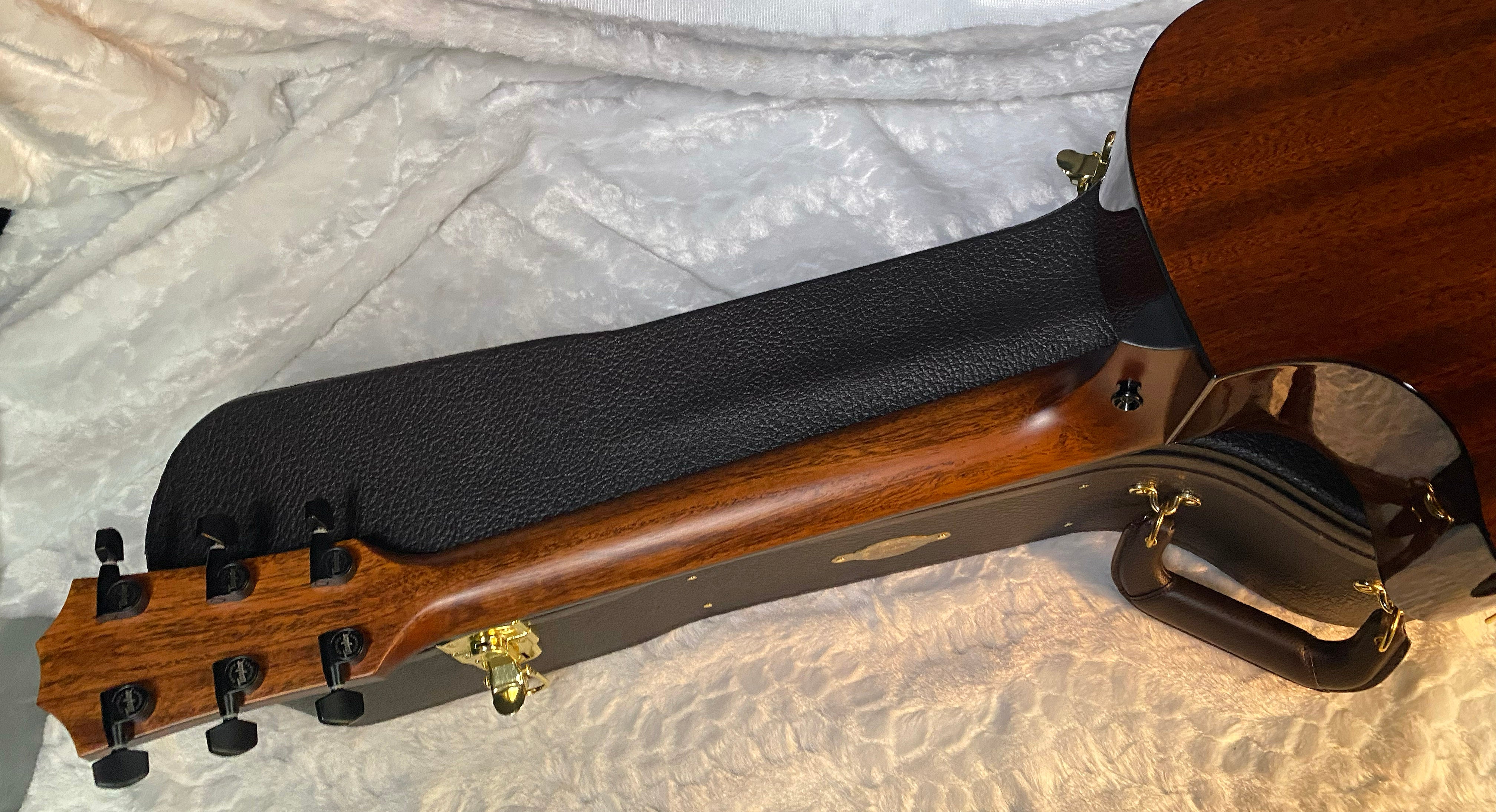 NEW! Taylor 324ce V-Class Grand Auditorium Acoustic-Electric Guitar - Tobacco - Authorized Dealer - 4.65lbs - G06049