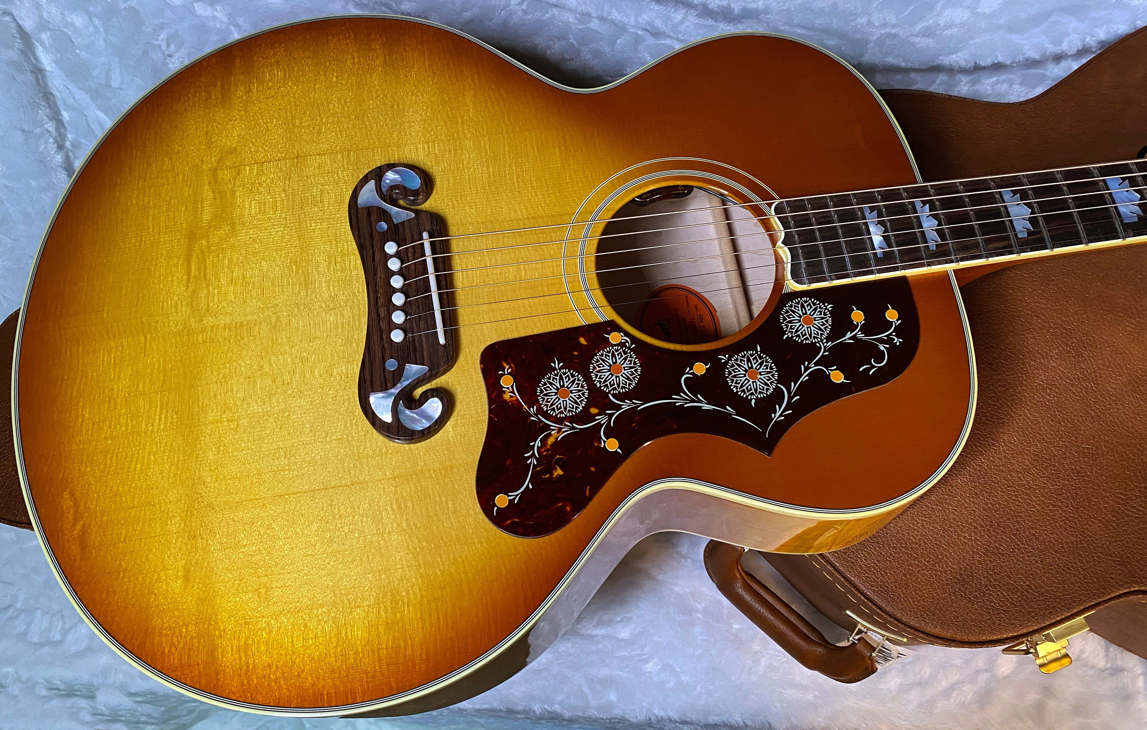 NEW! ! Gibson SJ-200 Original Acoustic Electric - Heritage Cherry Sunburst - Authorized Dealer - 5.4 lbs - G05443