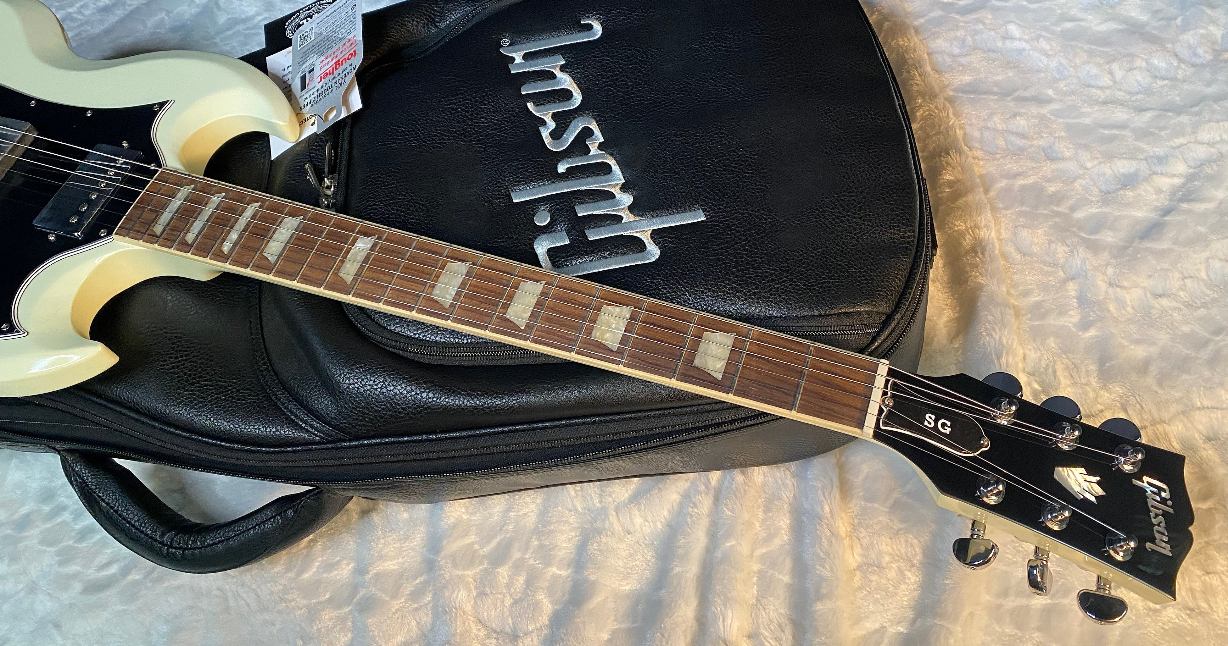 NEW ! Gibson SG Standard - Classic White Finish - Original Gibson Leather Gig Bag - Authorized Dealer - Only 6.1 lbs - G06177