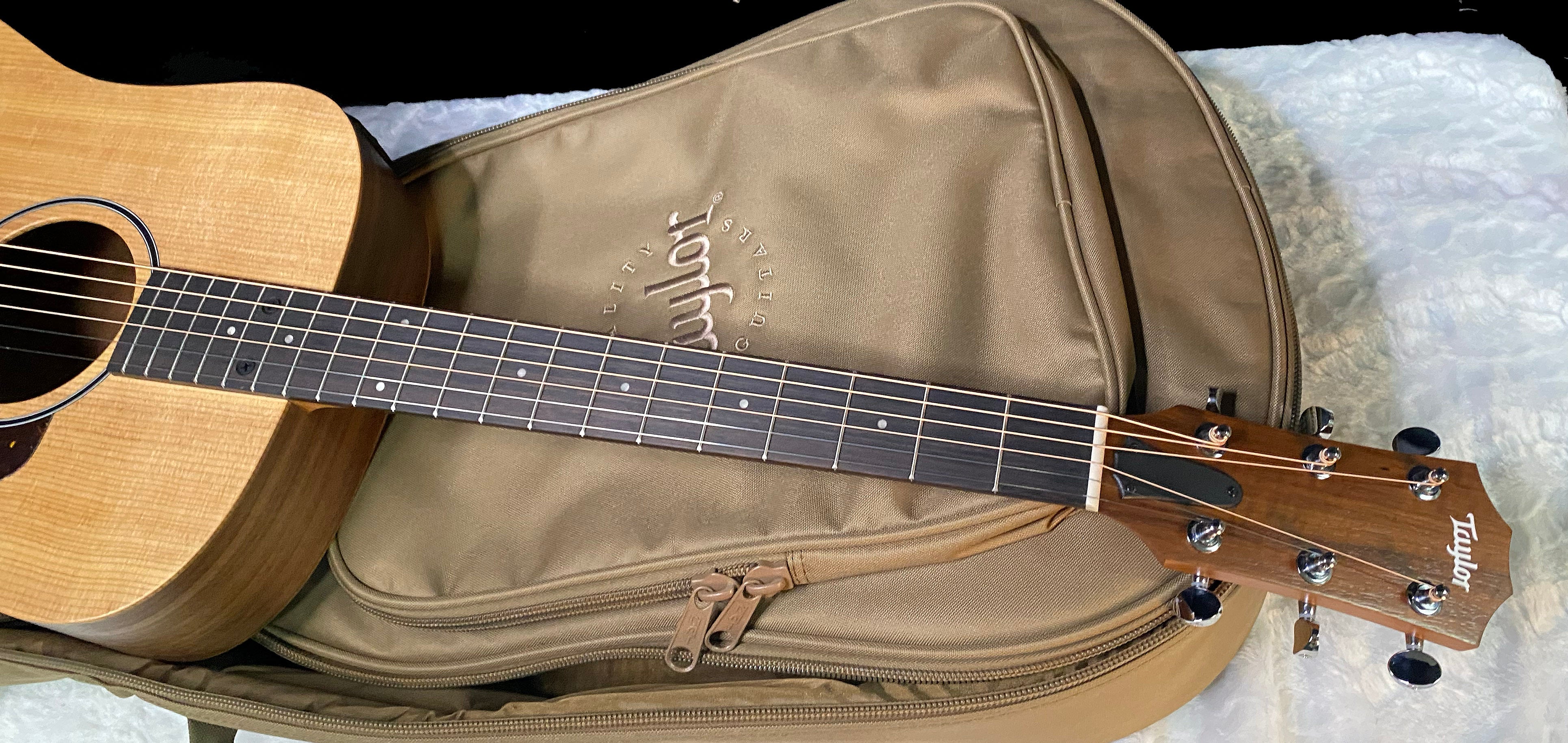 NEW! Taylor Big Baby Taylor BBTe Acoustic-electric Guitar - Natural Sitka Spruce - 4lbs - Authorized Dealer - G06202