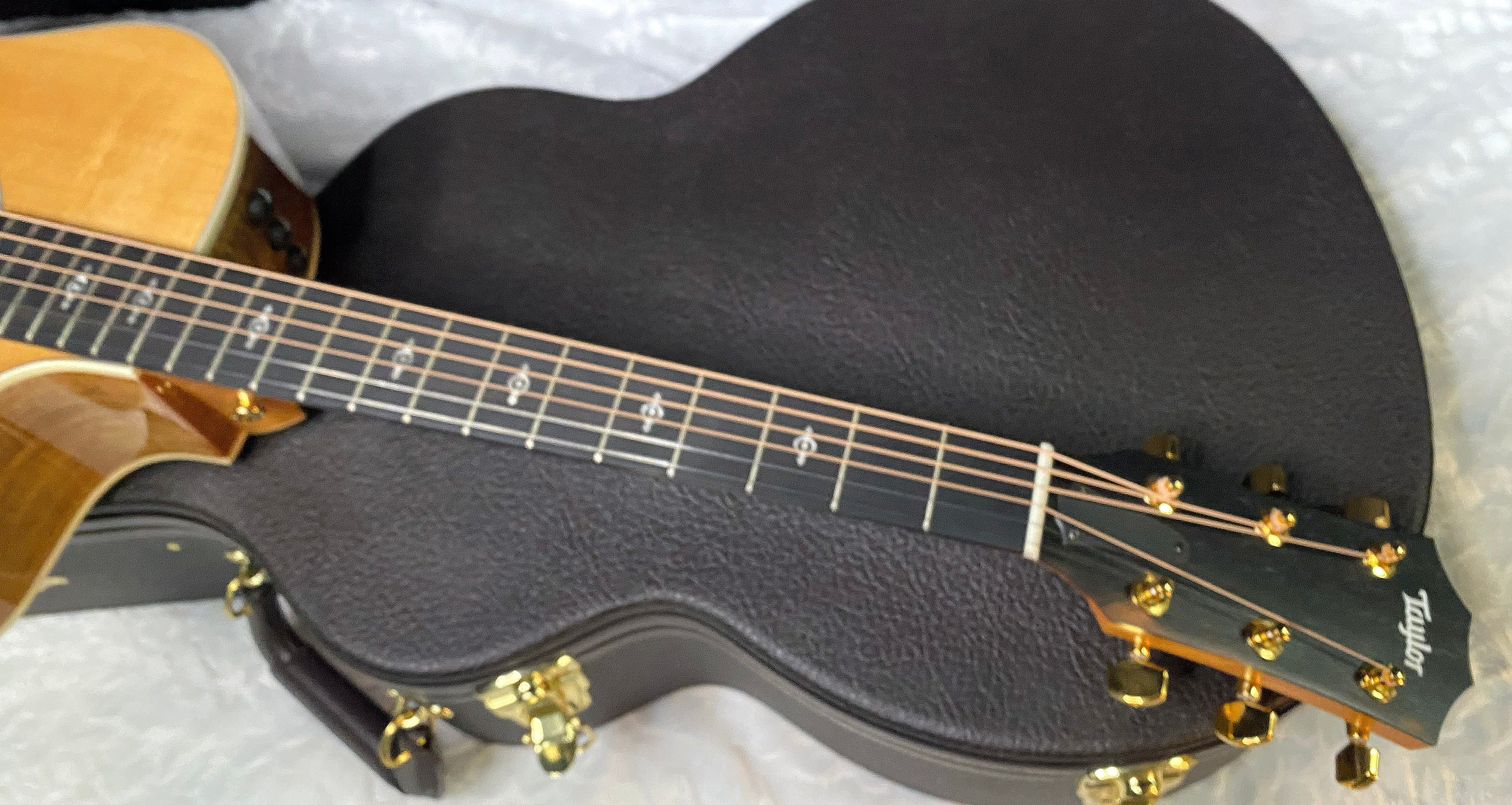 Taylor 214ce-K DLX Koa Grand Auditorium Acoustic-Electric Guitar Natural Finish - 4.8lbs - Authorized Dealer - G06225