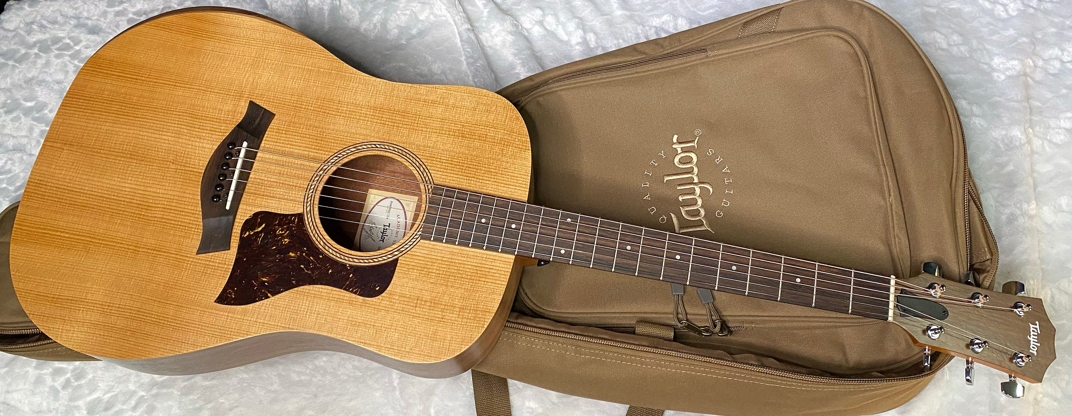 NEW! Taylor Academy 10e Acoustic-Electric Guitar - Natural - 4lbs - Authorized Dealer - G06259