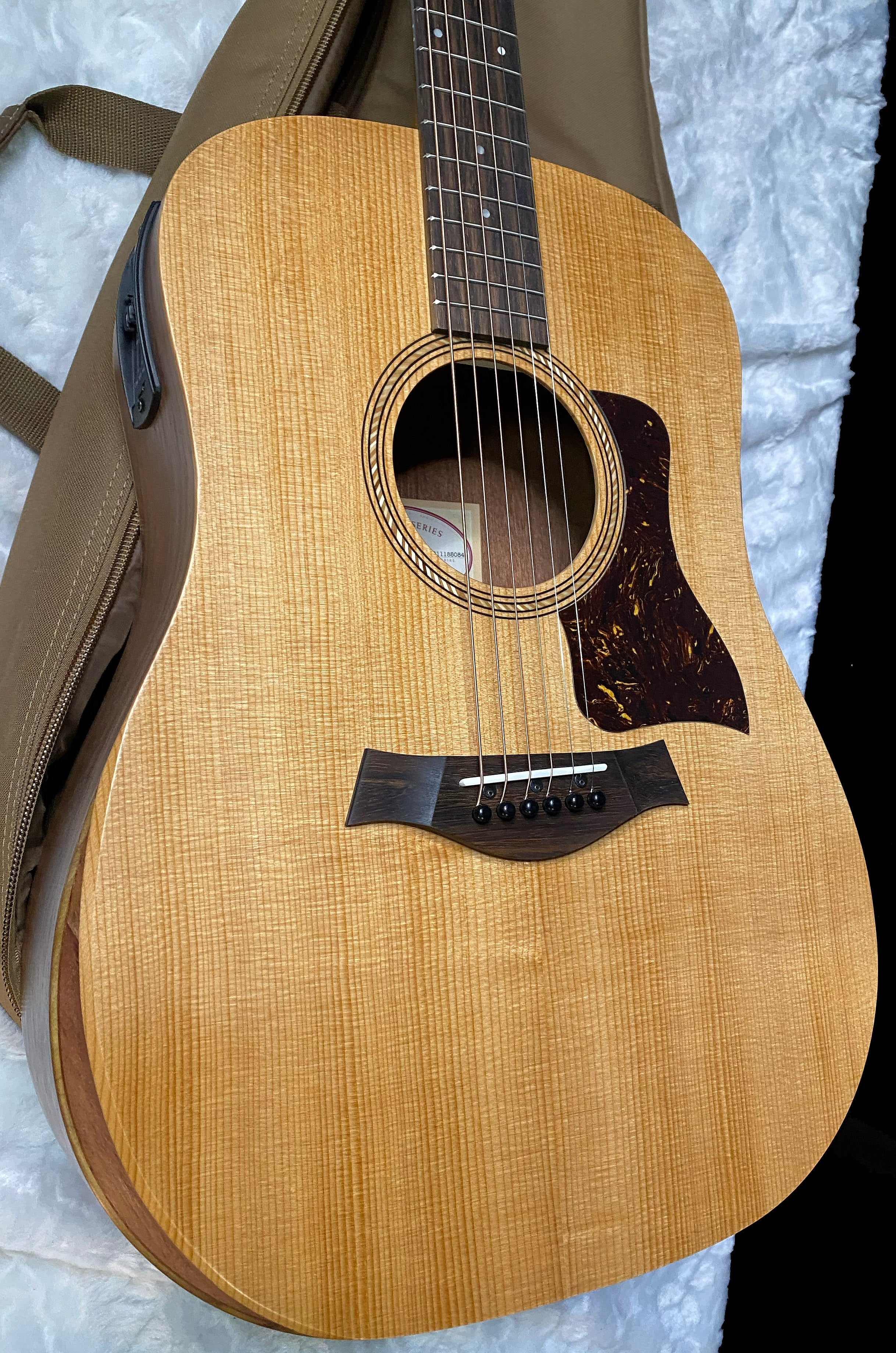 NEW! Taylor Academy 10e Acoustic-Electric Guitar - Natural - 4lbs - Authorized Dealer - G06259