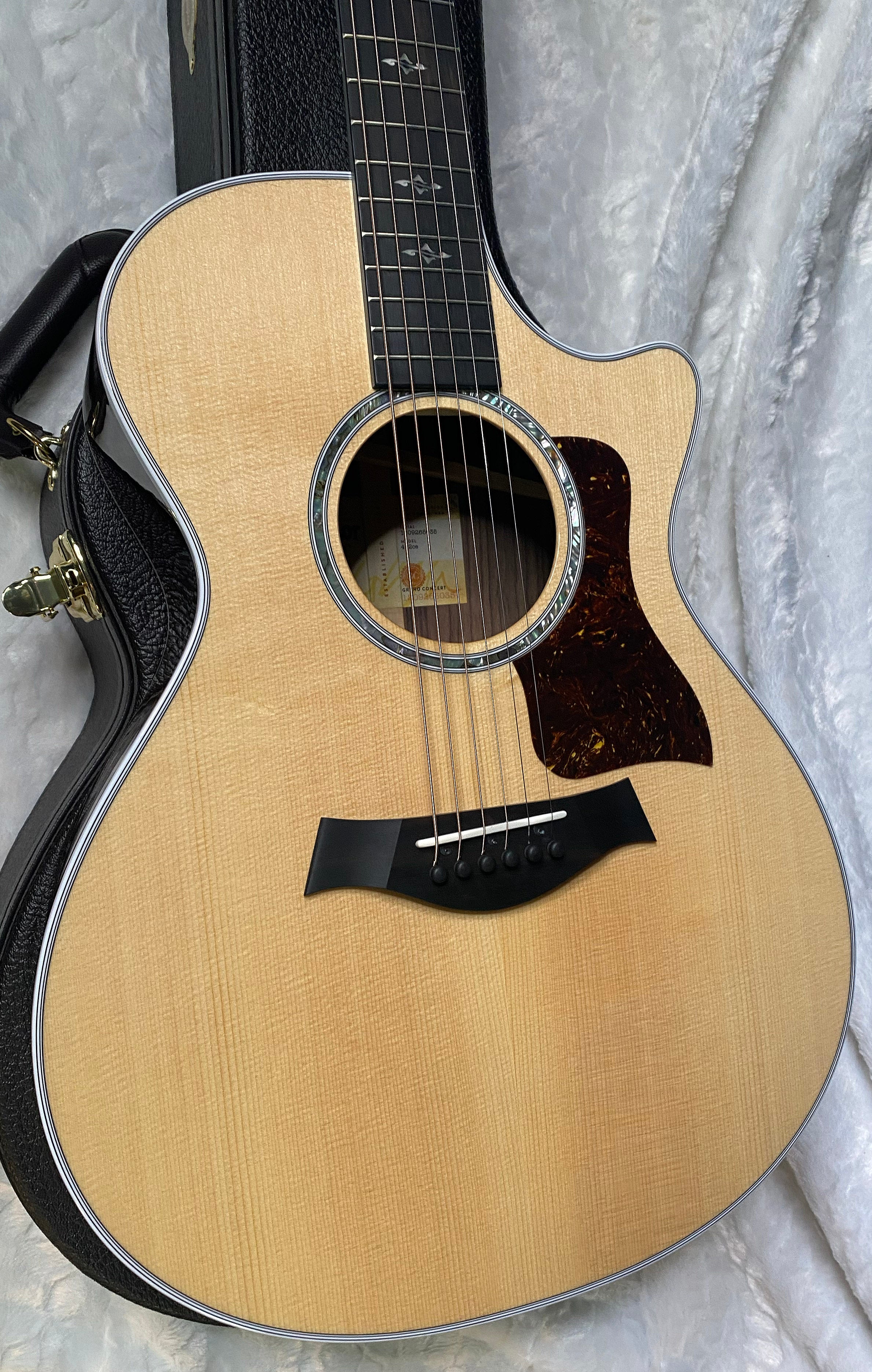 NEW! Taylor 412ce V-Class Acoustic-Electric Guitar - Natural - Authorized Dealer - 4.65 lbs - G06276