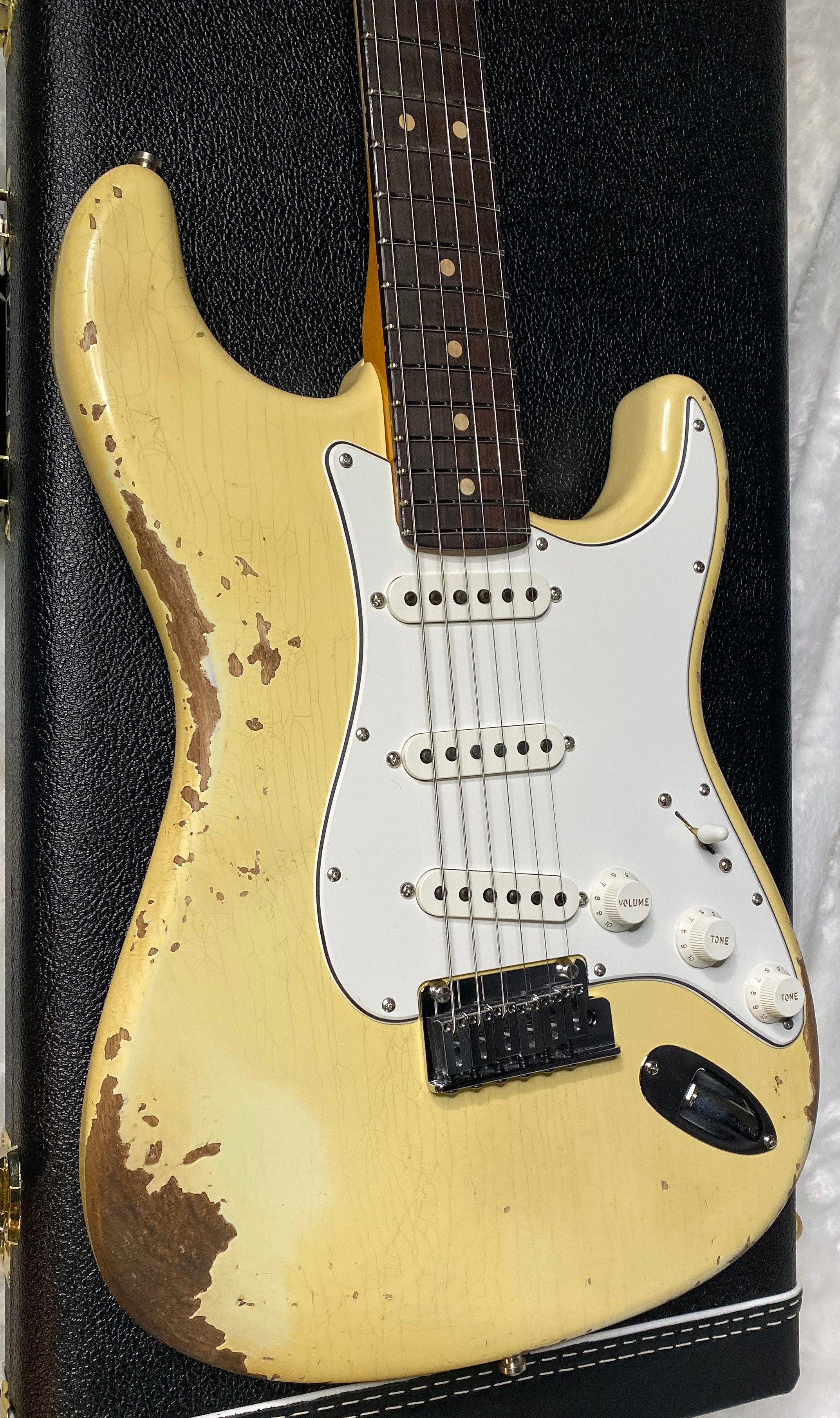 NEW! Fender Custom Deluxe Strat Heavy Relic - Aged Vintage White - Matching Peg Head - Authorized Dealer - 7.25lbs - G06378