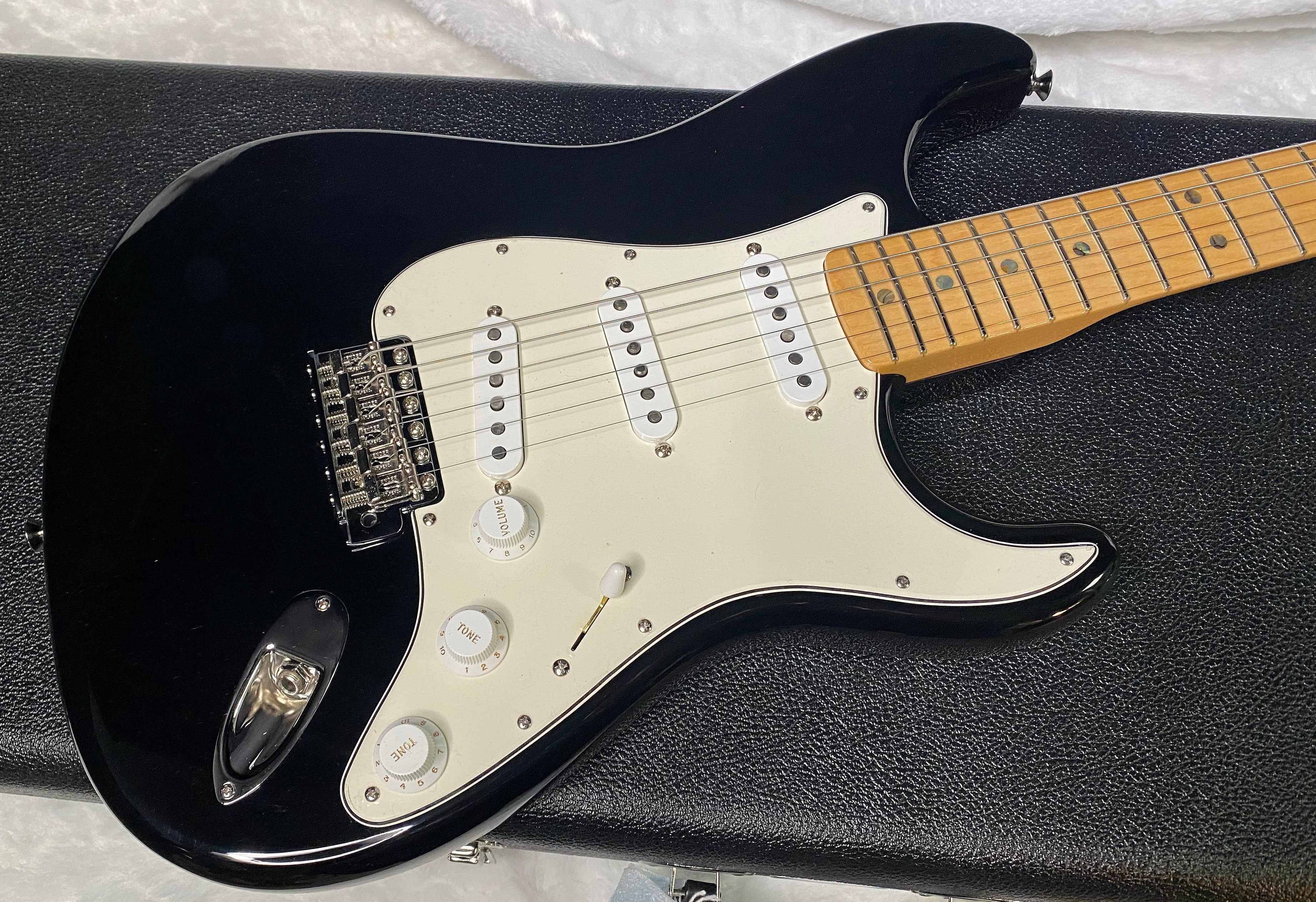 NEW! Fender Robin Trower Signature Stratocaster - Black Finish - Authorized Dealer - 7.9 lbs - G06388