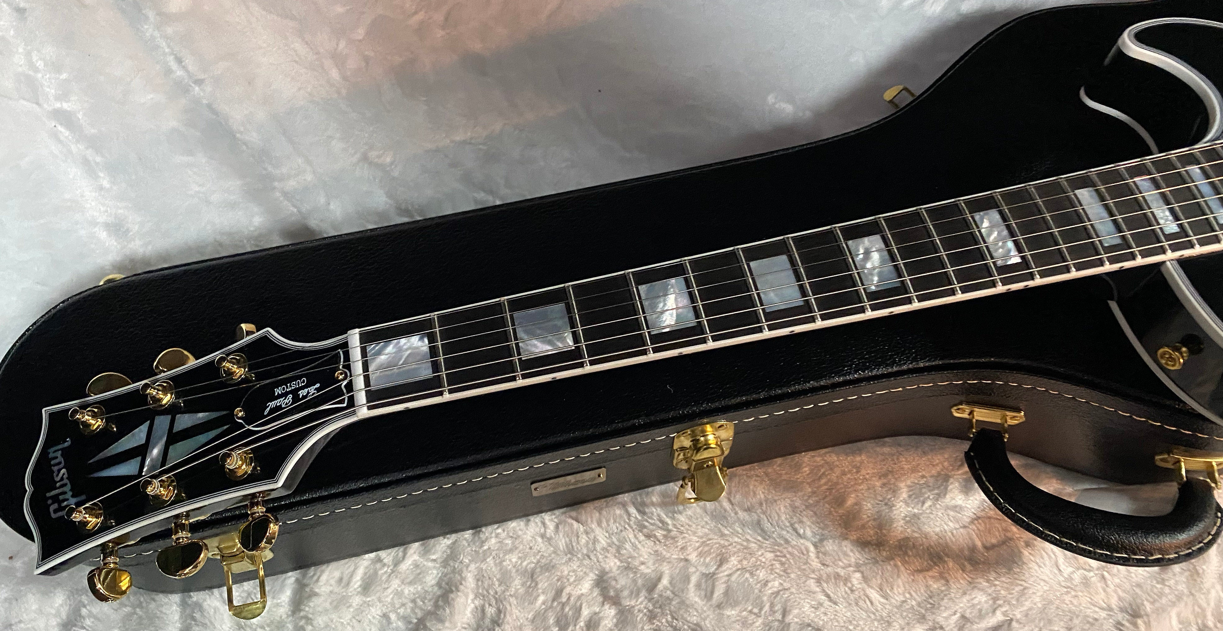 NEW! Gibson Les Paul Custom - Dealer Select - P90 Pick-Ups - VOS Ebony Finish - Custom Shop M2M - Authorized Dealer - 10.3 lbs - G07097