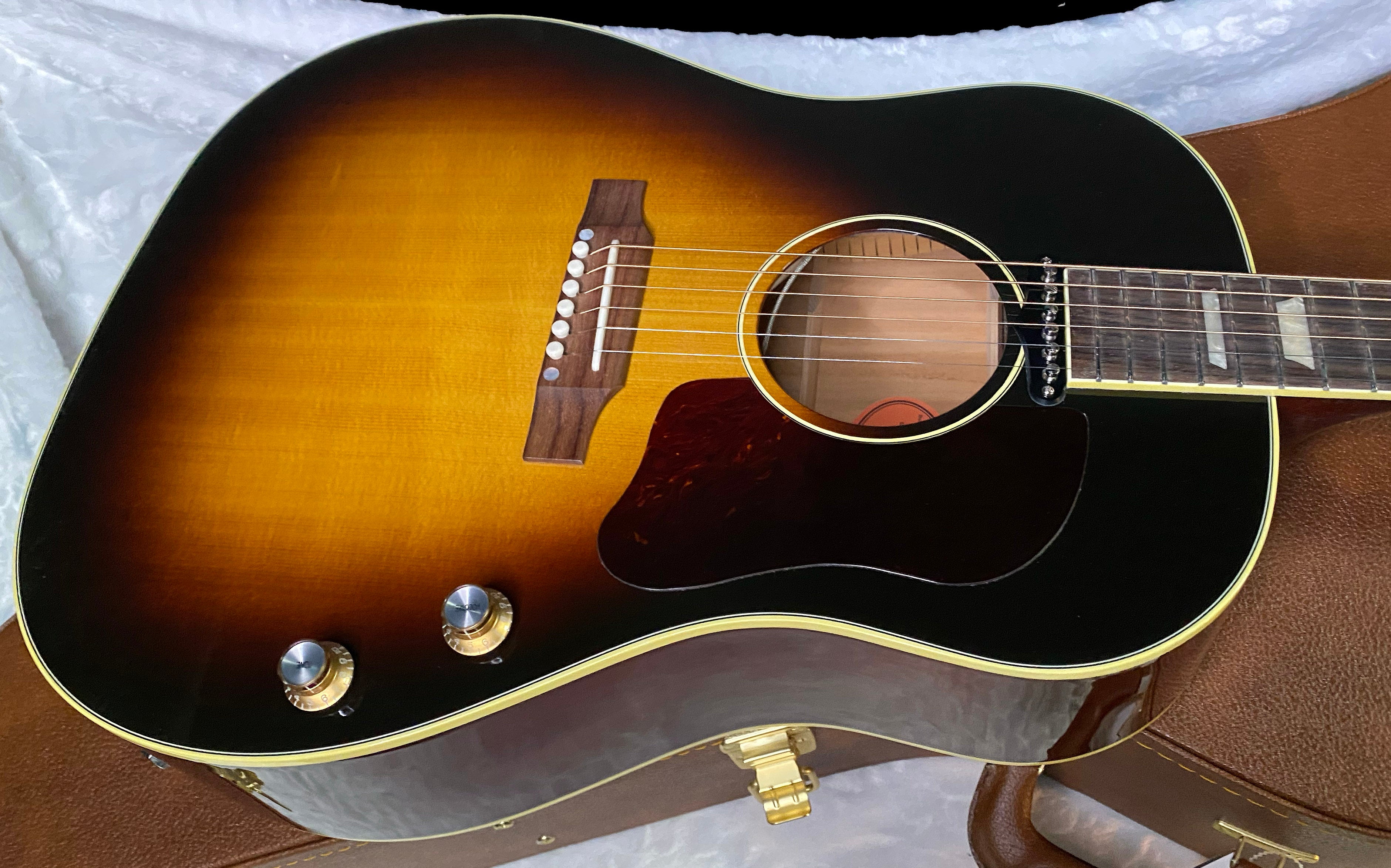 NEW ! Gibson J-160E Original - Vintage Sunburst - 4.4 lbs - Authorized Dealer - In Stock - G06407