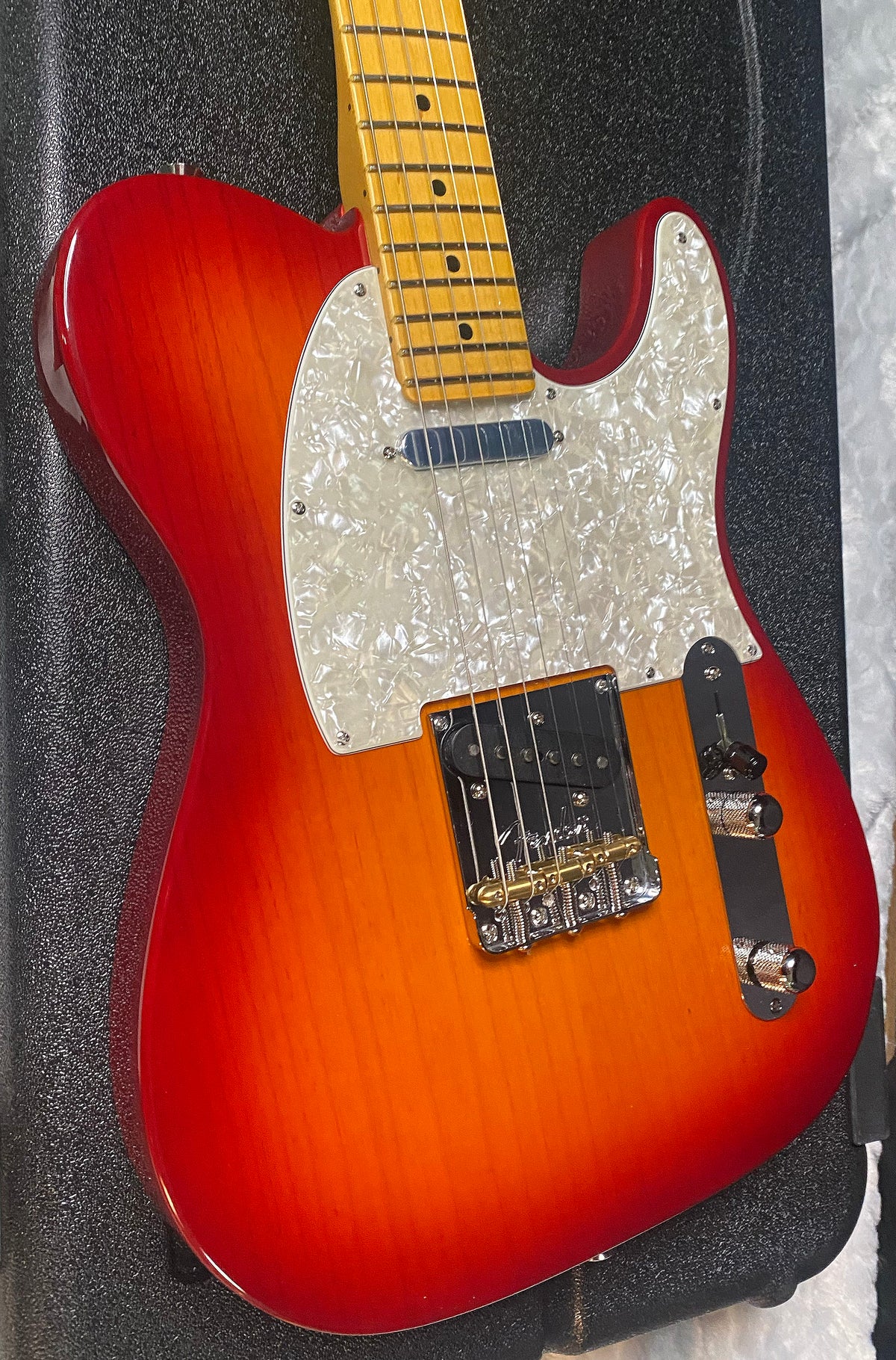 NEW ! Fender American Professional Telecaster - Maple Fingerboard - Ash Body - Aged Cherry Burst - 7.4lbs - Authorized Dealer - G07850
