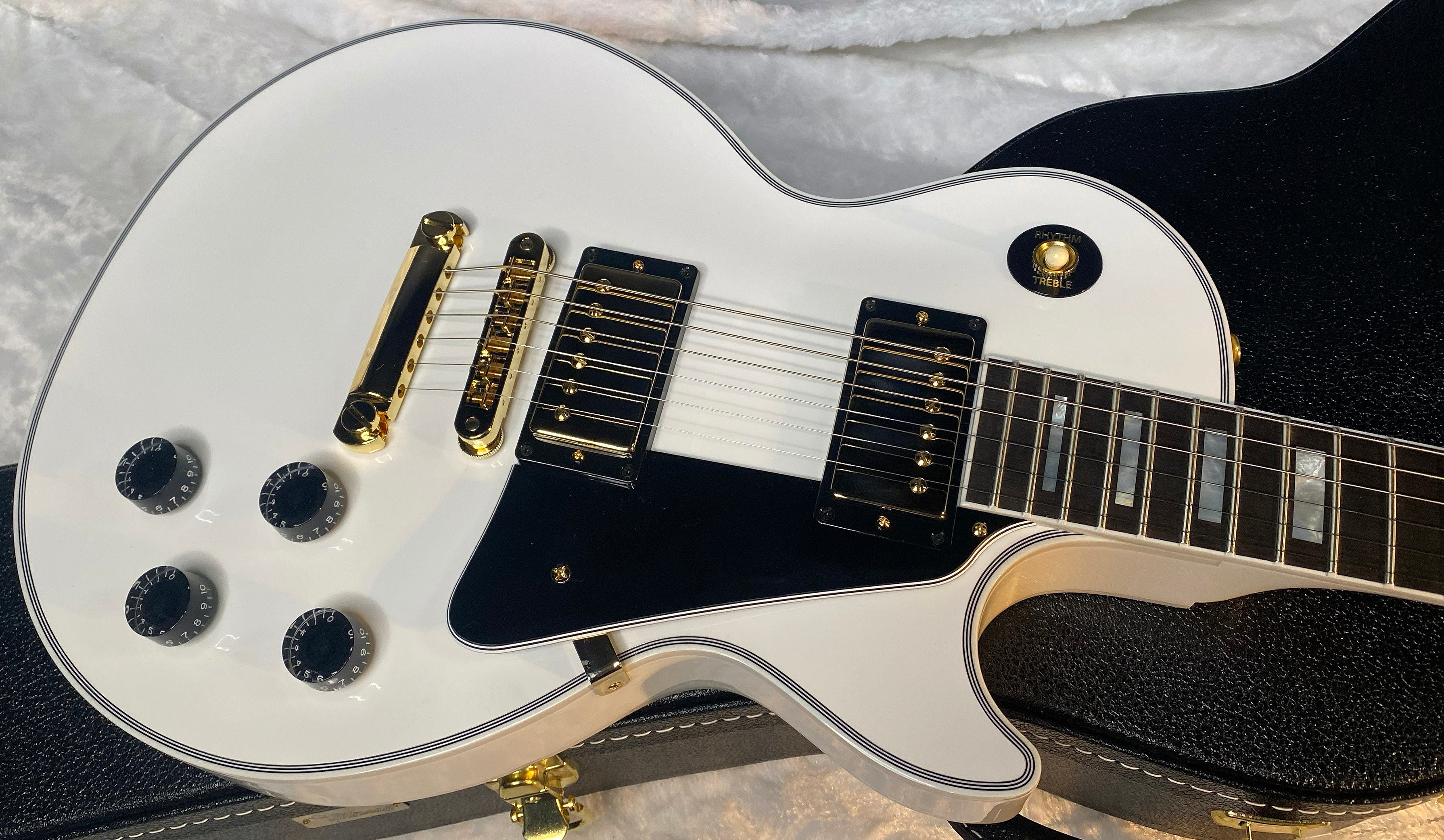 NEW! Gibson Les Paul Custom - Alpine White - Ebony Board - Authorized Dealer - In Stock! - 9.7lbs - G06432