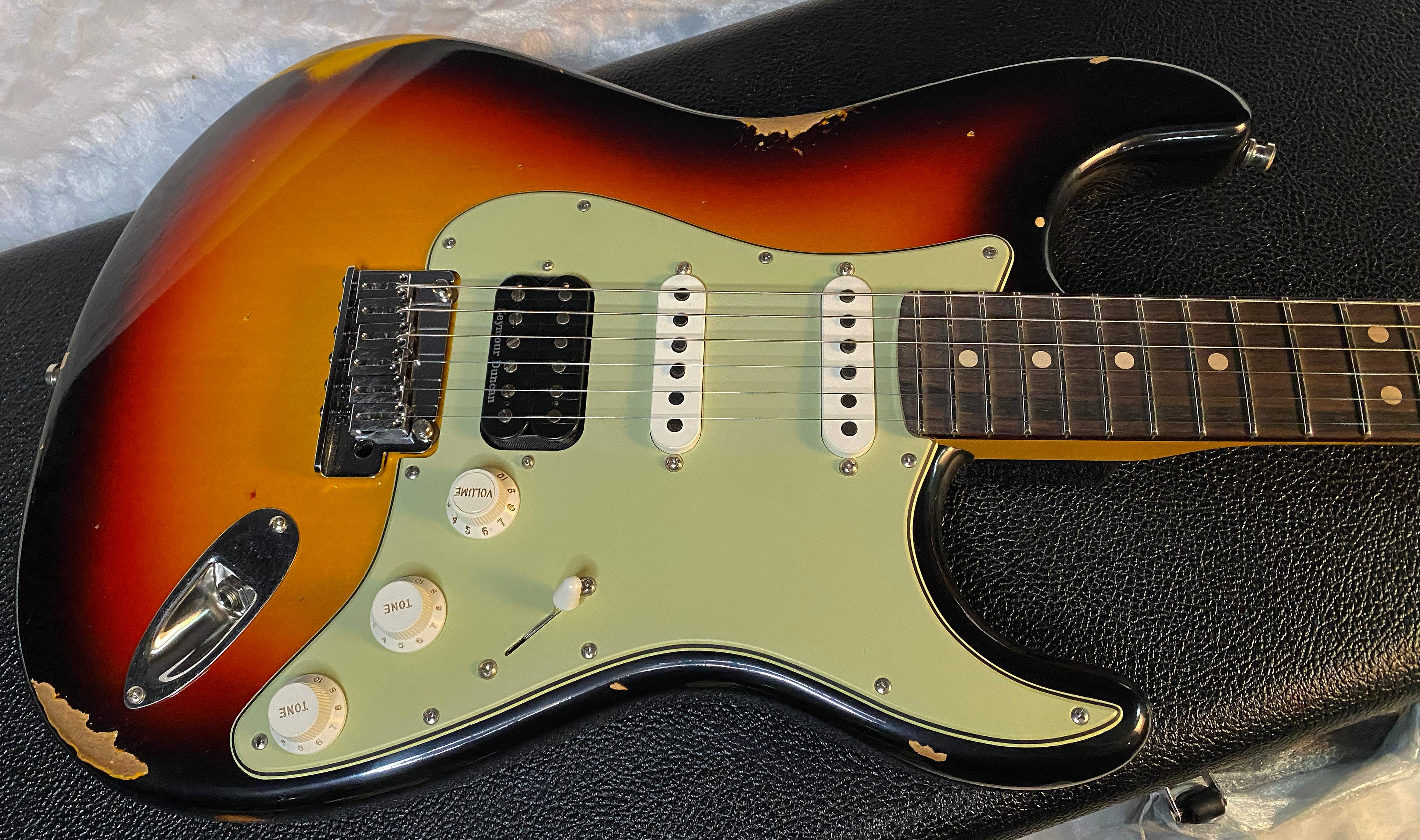 NEW! Fender Custom Shop Custom Deluxe HSS S-1 Stratocaster Relic - 3 Color Sunburst - Authorized Dealer - 7.7 lbs - G05099