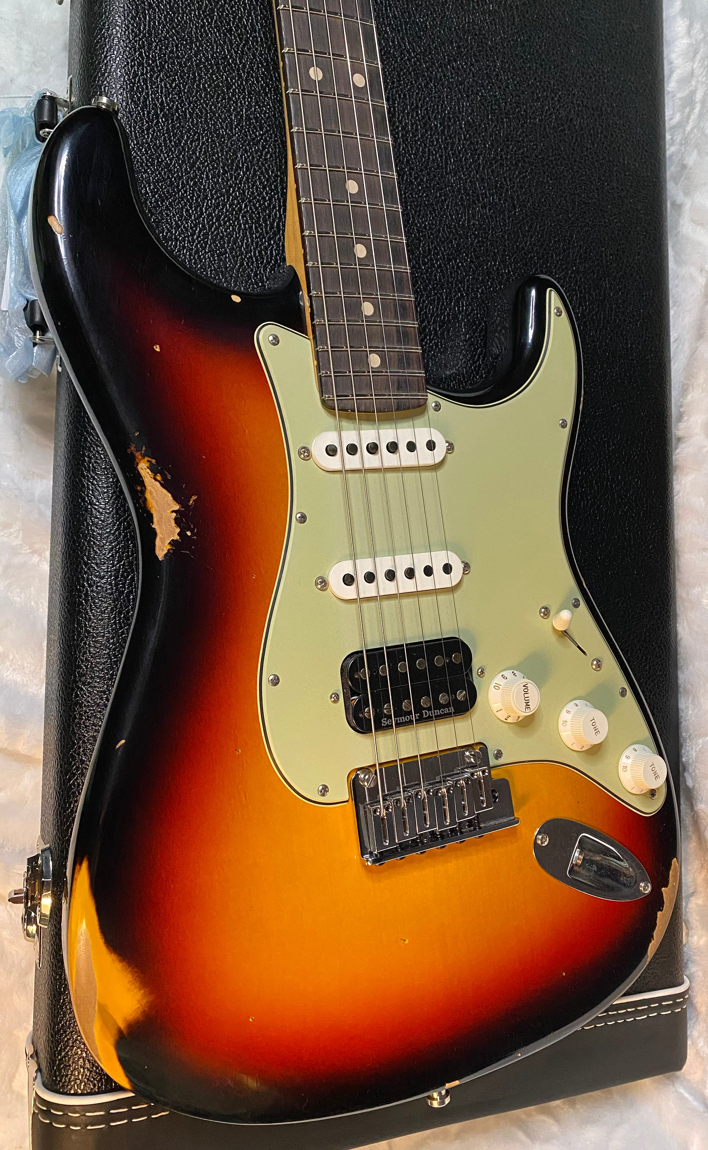 NEW! Fender Custom Shop Custom Deluxe HSS S-1 Stratocaster Relic - 3 Color Sunburst - Authorized Dealer - 7.7 lbs - G05099