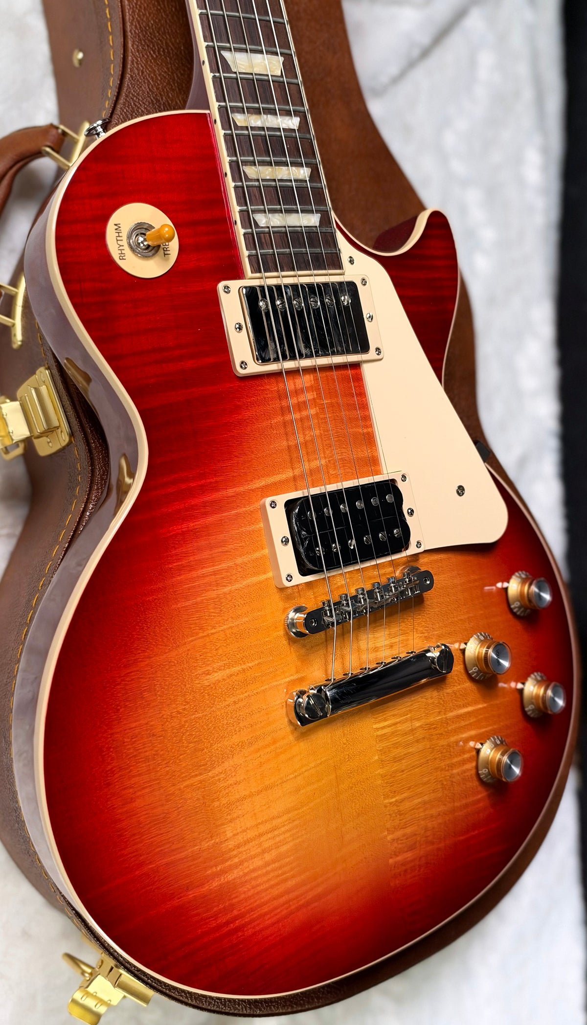 NEW ! Gibson Les Paul Standard '60s - AAA Flame - Factory Sunburst (custom shop finish) - Bizarre Guitar Limited Edition - 8.8 lbs - Authorized Dealer - G07945