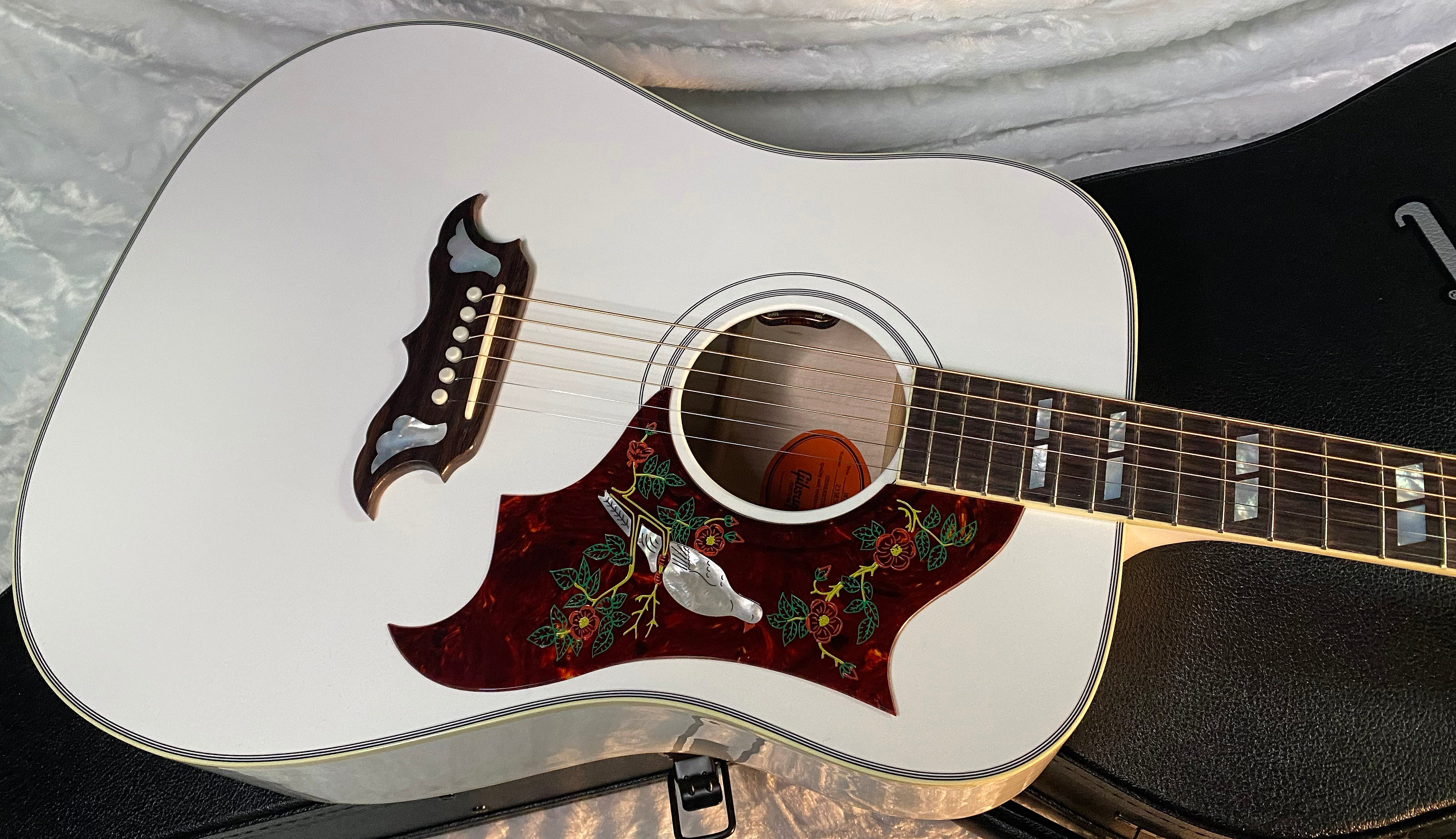 NEW! Gibson Acoustic Custom Shop Dove Acoustic-Electric Guitar - Alpine White - Authorized Dealer 5.2lbs - G06616