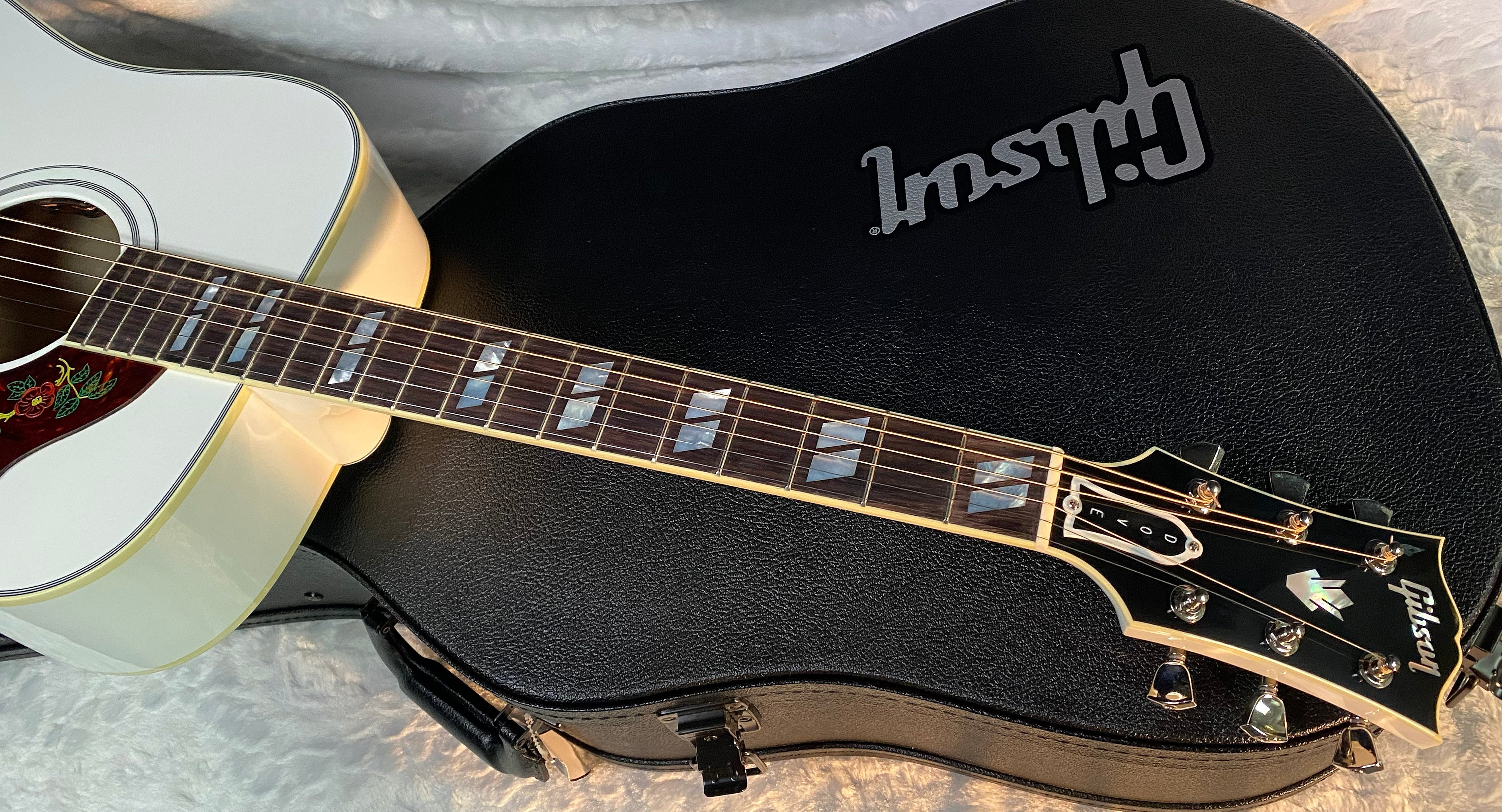 NEW! Gibson Acoustic Custom Shop Dove Acoustic-Electric Guitar - Alpine White - Authorized Dealer 5.2lbs - G06616