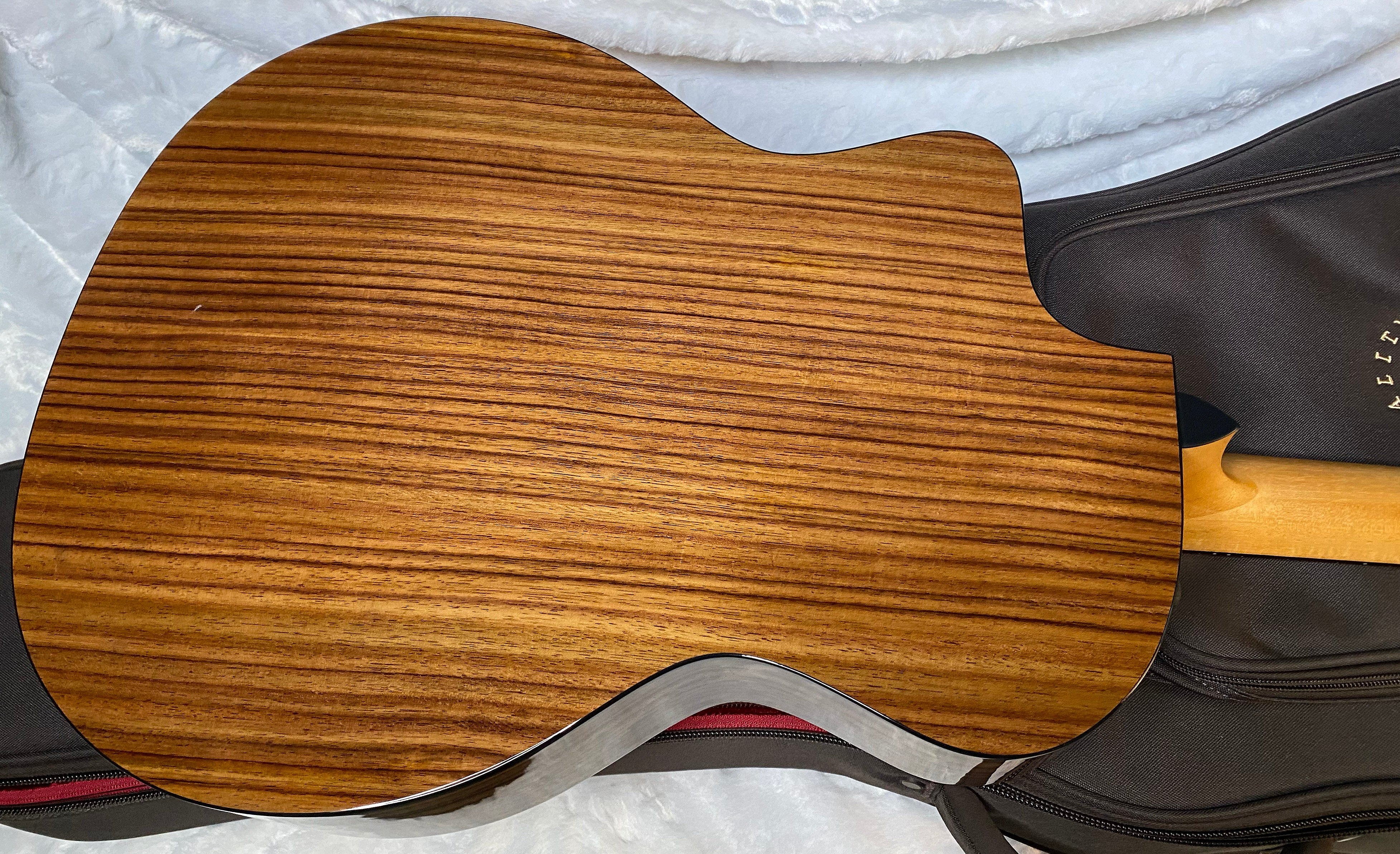 MINT Taylor 214ce Plus Grand Auditorium Acoustic-Electric Guitar Natural Finish - 4.8lbs - Authorized Dealer - G05806