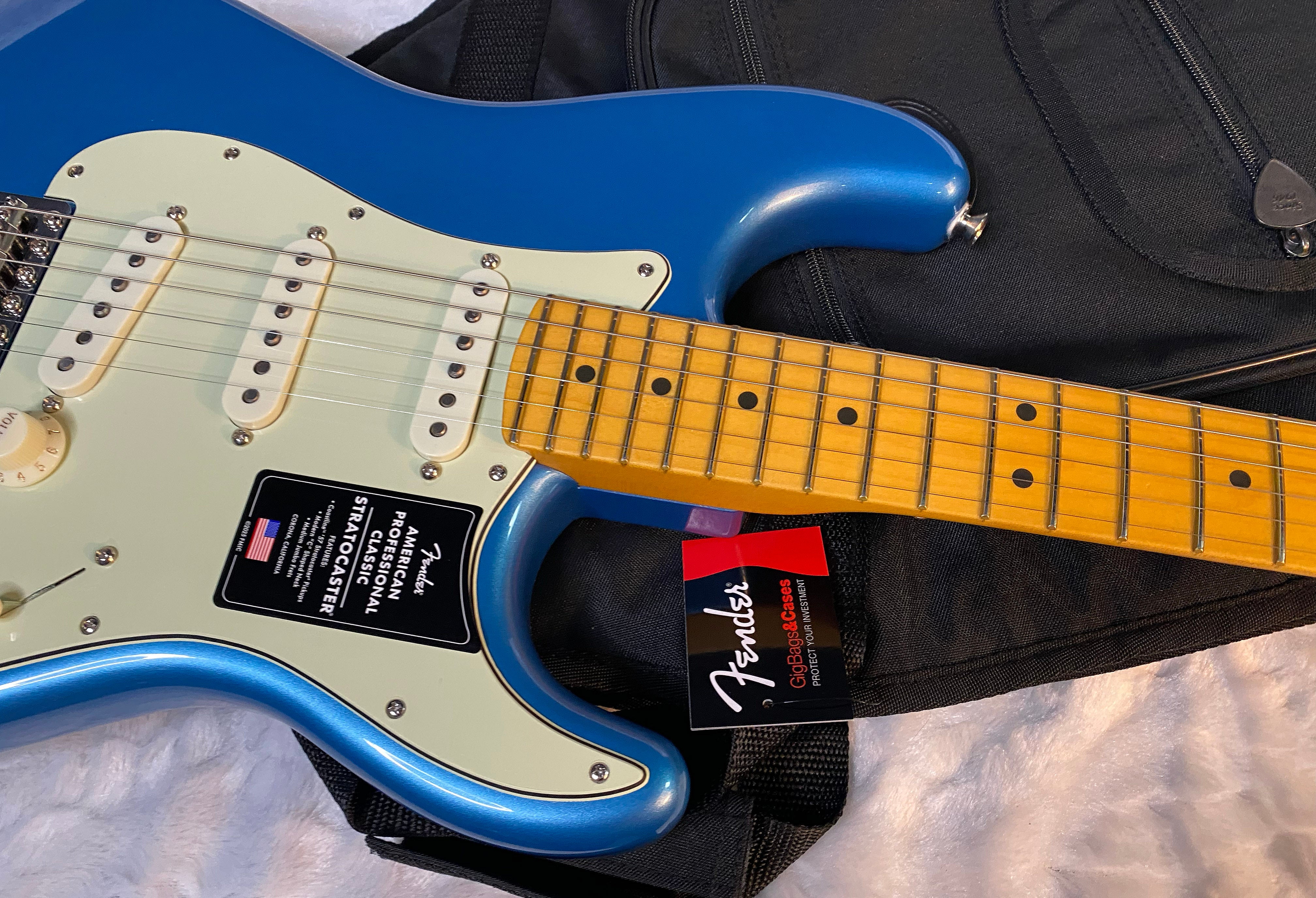 NEW! Fender American Professional Classic Stratocaster - Faded Lake Placid Blue - 7.65lbs - Authorized Dealer - G05768