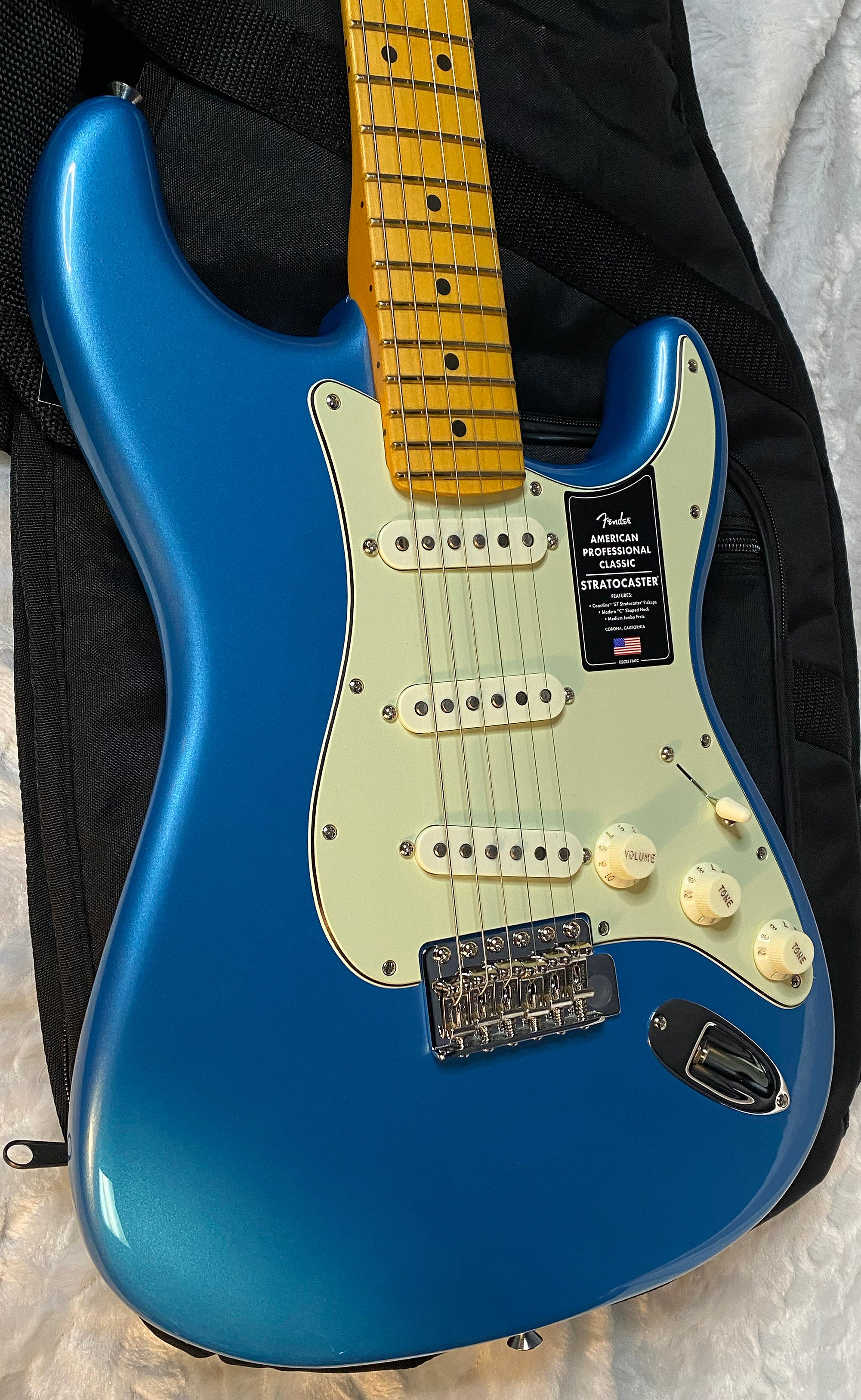 NEW! Fender American Professional Classic Stratocaster - Faded Lake Placid Blue - 7.65lbs - Authorized Dealer - G05768