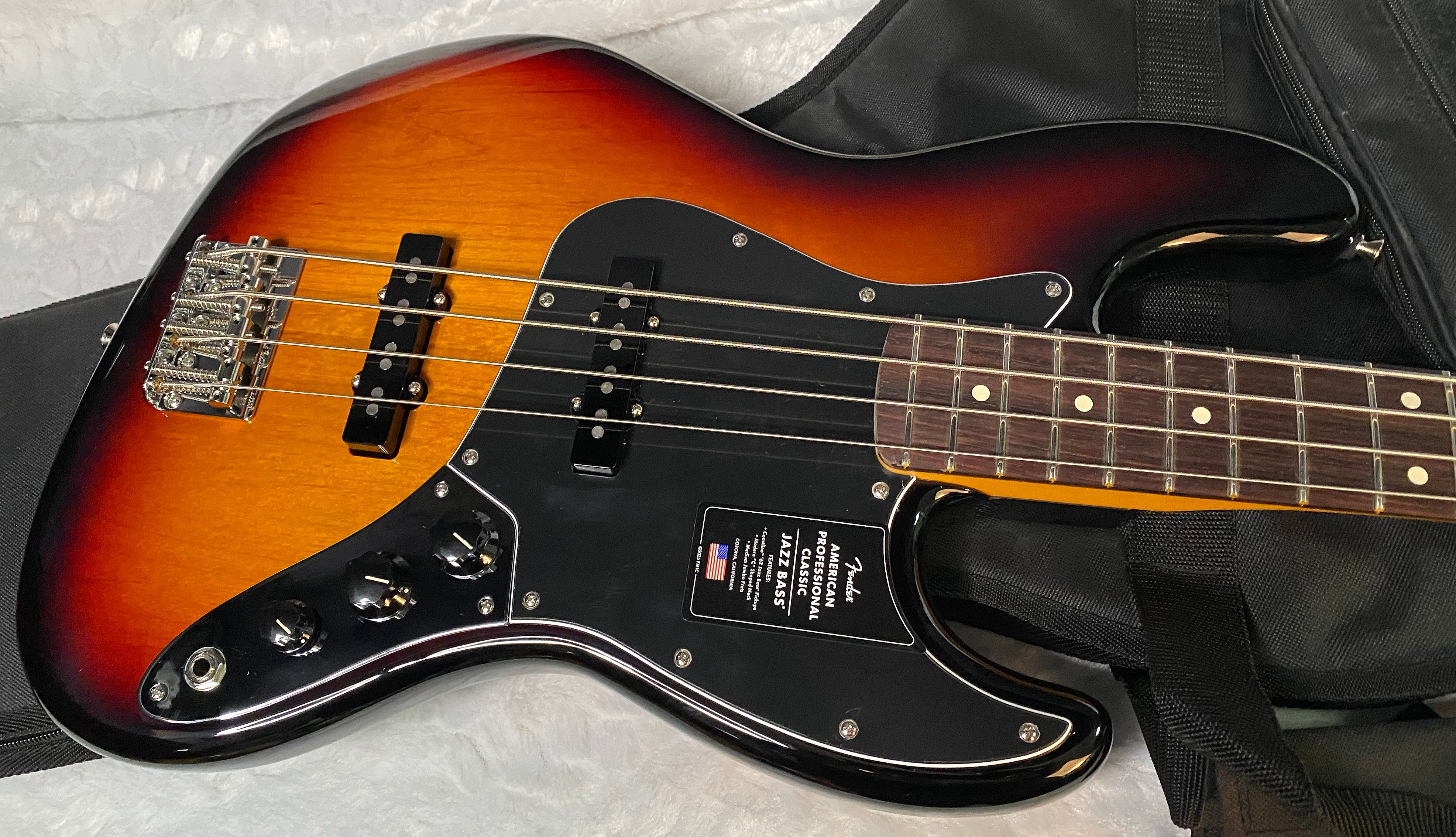 NEW ! Fender American Professional Classic Jazz Bass - 3-Color Sunburst - 8.9lbs - Authorized Dealer - In-Stock! G05761