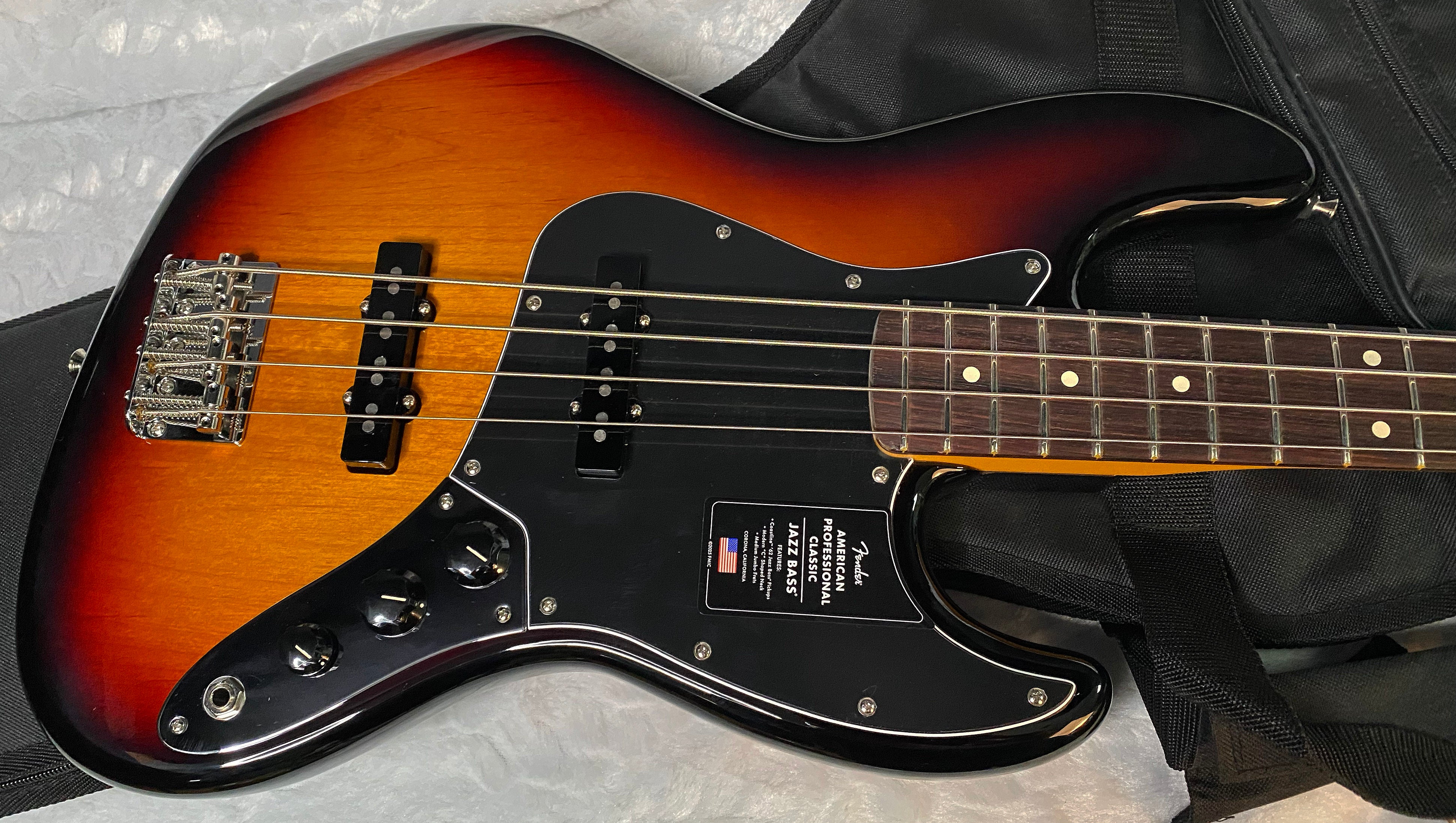 NEW ! Fender American Professional Classic Jazz Bass - 3-Color Sunburst - 8.9lbs - Authorized Dealer - In-Stock! G05761
