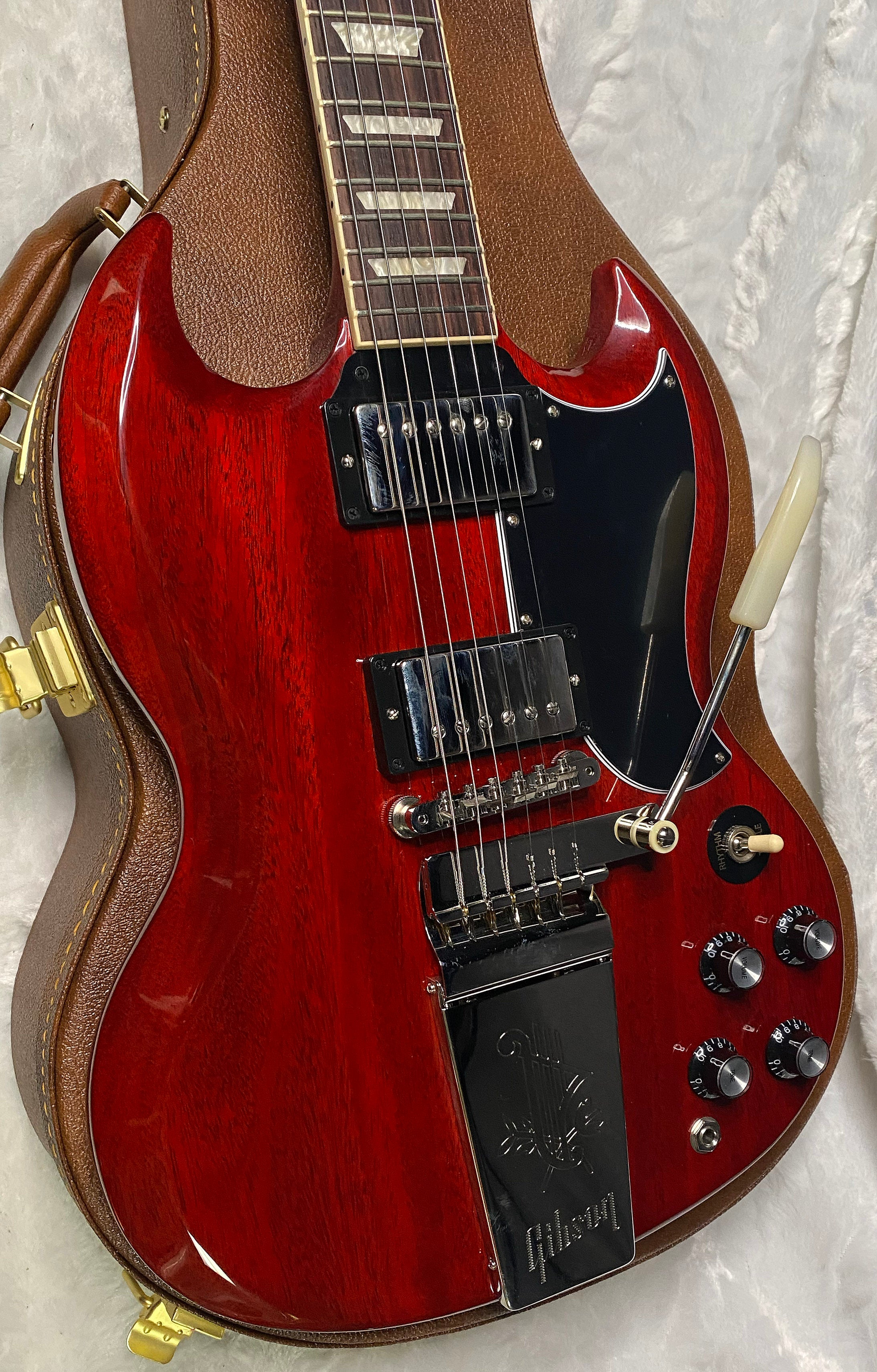 NEW! Gibson SG Standard '61 Maestro Vibrola Vintage Cherry - 6.95 lbs - Authorized Dealer! G07337