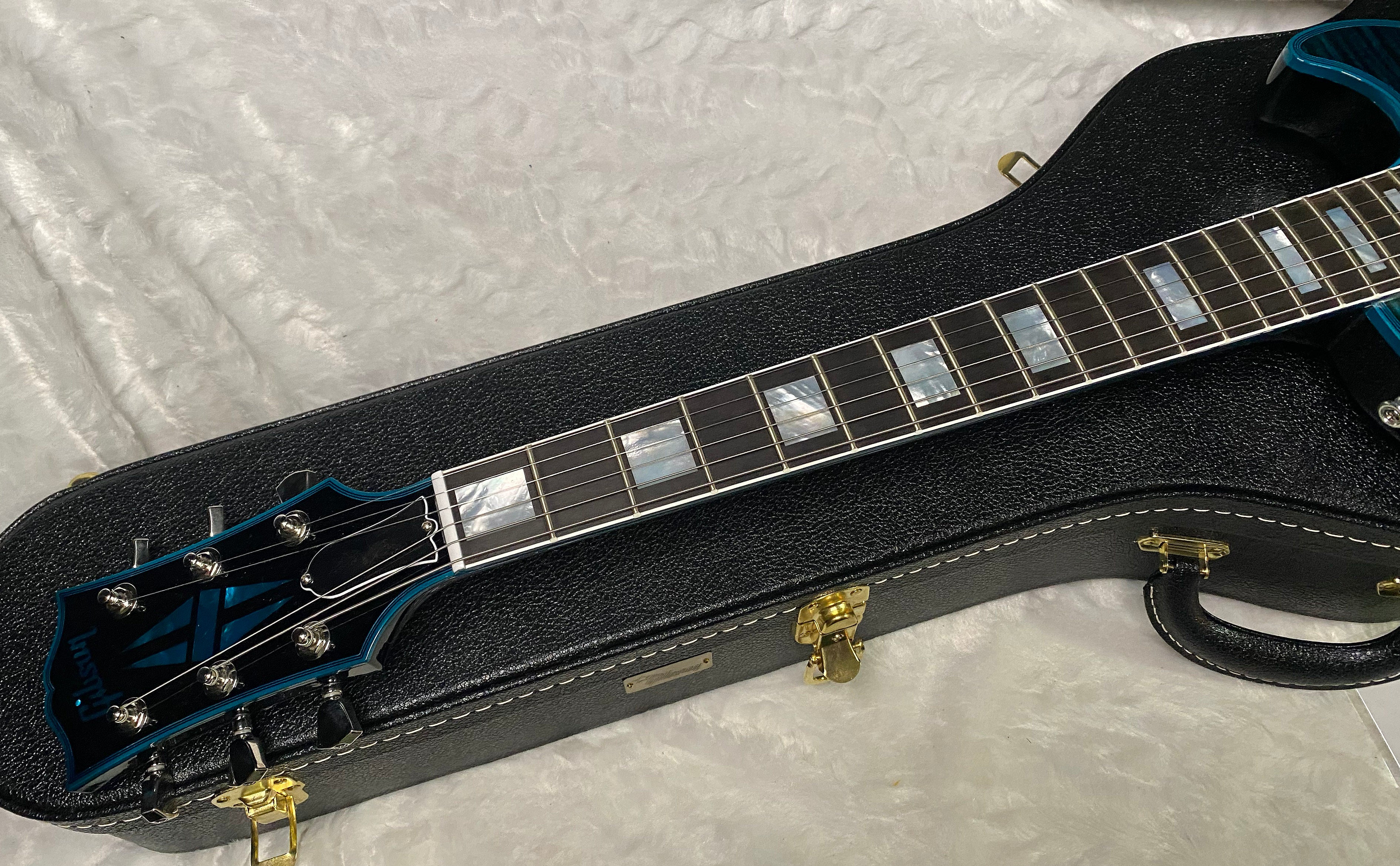 NEW! Gibson Les Paul Custom Peacock Widow - Monster Flame Top! Limited Edition - Weighs in at 8.1 lbs - Authorized Dealer - G07309