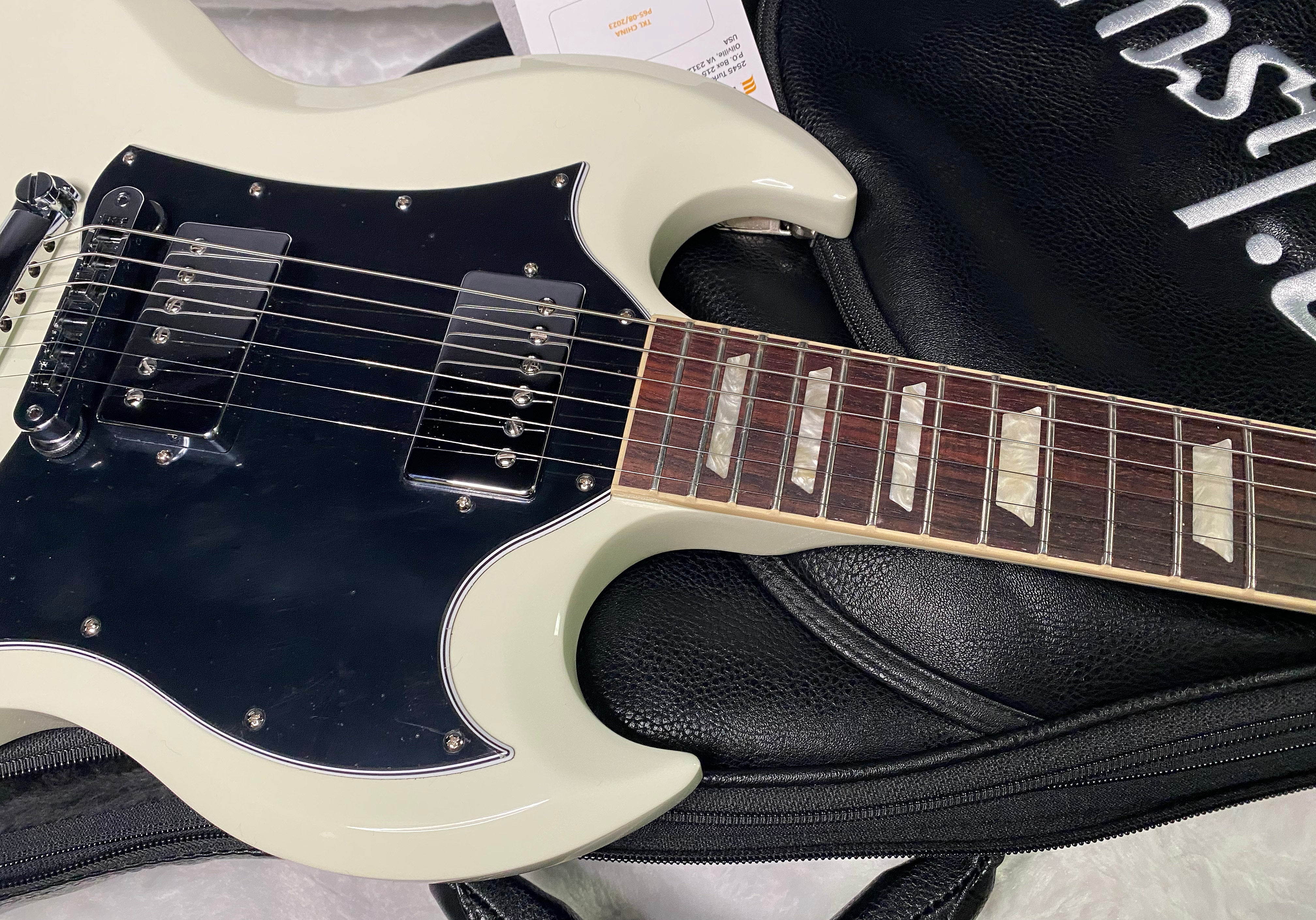 NEW ! Gibson SG Standard - Classic White Finish - Original Gibson Leather Gig Bag - Authorized Dealer - Only 6.7lbs - G07306