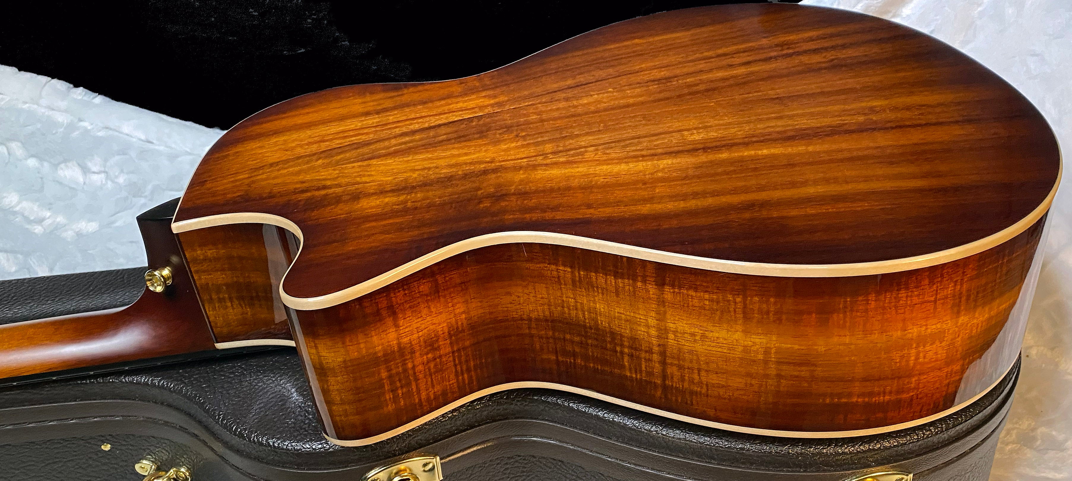 NEW ! Taylor K22ce V-Class Acoustic-electric Guitar - Shaded Edgeburst - 4.3lbs - G05273