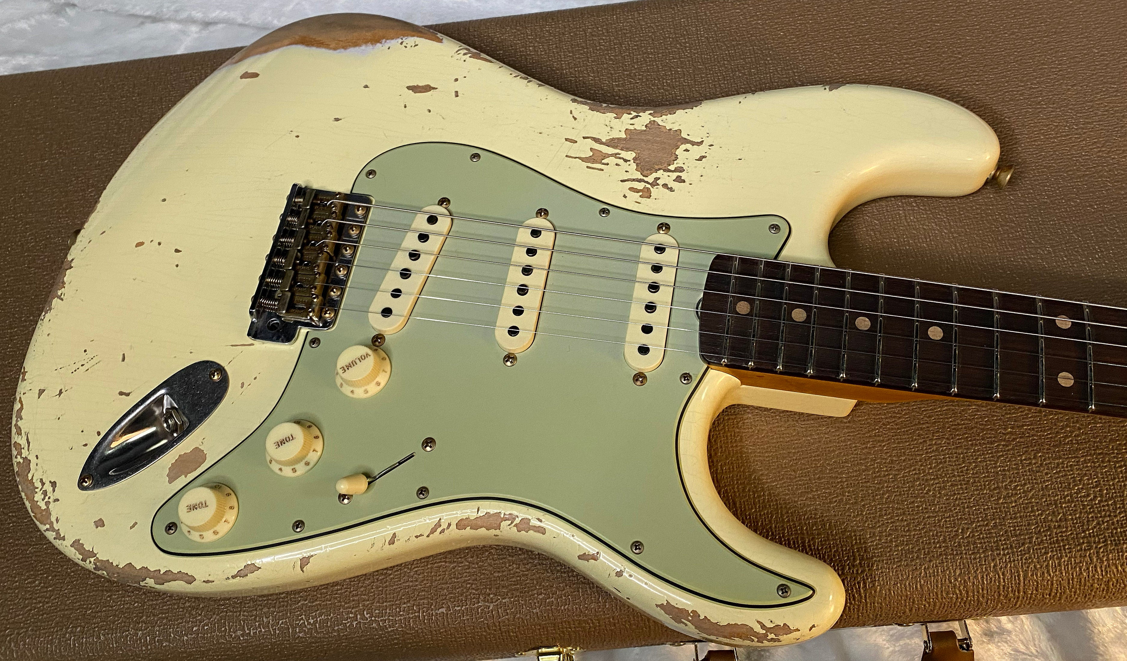 NEW! Fender Custom Shop 62 Heavy Relic Stratocaster - Vintage White - Authorized Dealer - Modern Spec - Handwound Pick Ups - 7.8 lbs - G05908