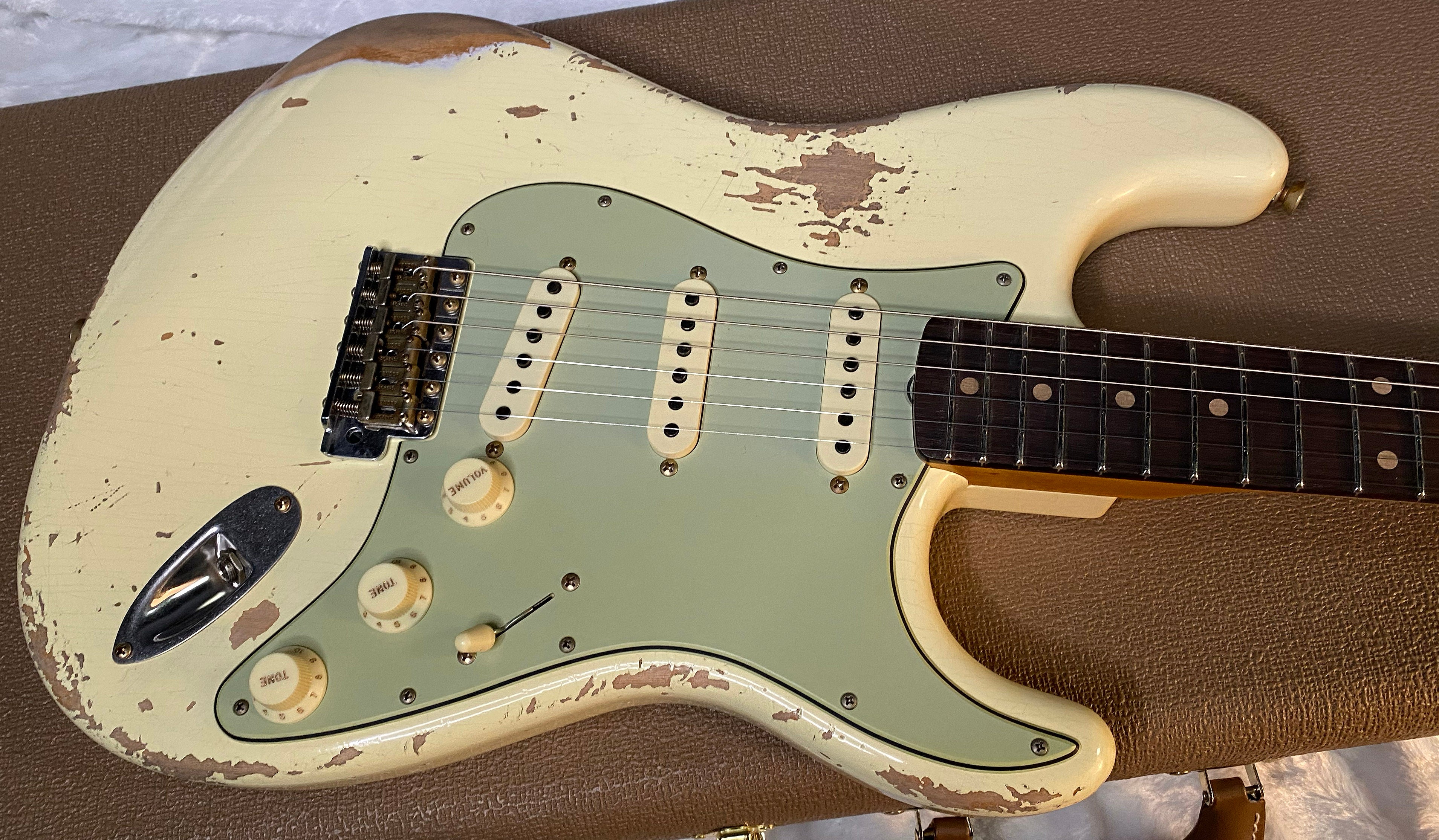 NEW! Fender Custom Shop 62 Heavy Relic Stratocaster - Vintage White - Authorized Dealer - Modern Spec - Handwound Pick Ups - 7.8 lbs - G05908