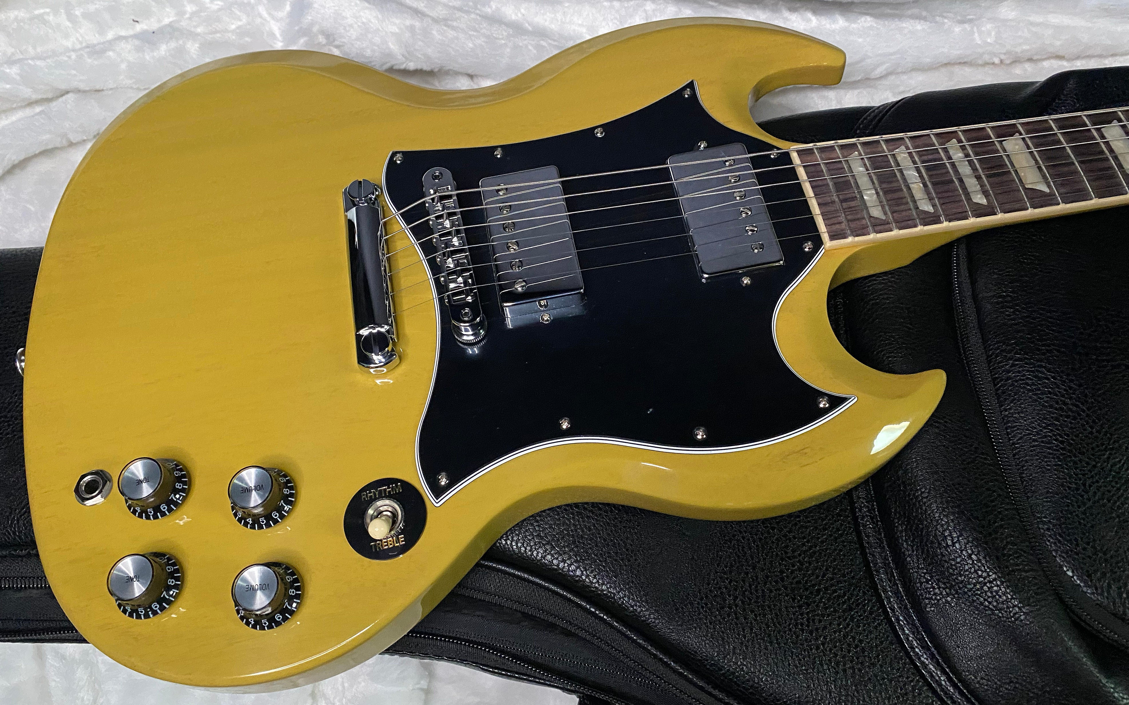 NEW ! Gibson SG Standard TV Yellow Finish - Original Gibson Leather Gig Bag - Authorized Dealer - Only 6.8 lbs - G07276