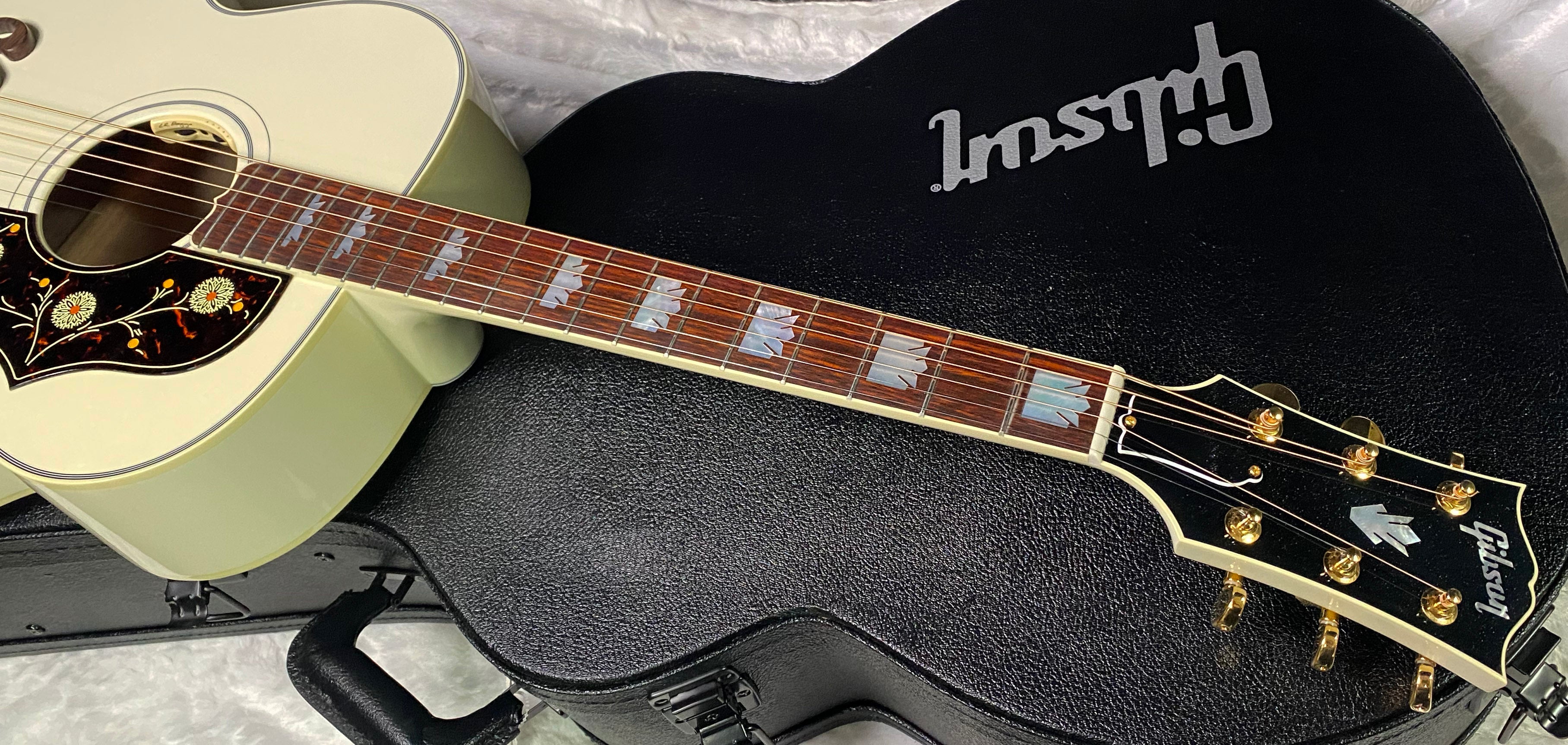 NEW Gibson SJ-200 Standard - Classic White - Authorized Dealer - 5.4 lbs - G07421