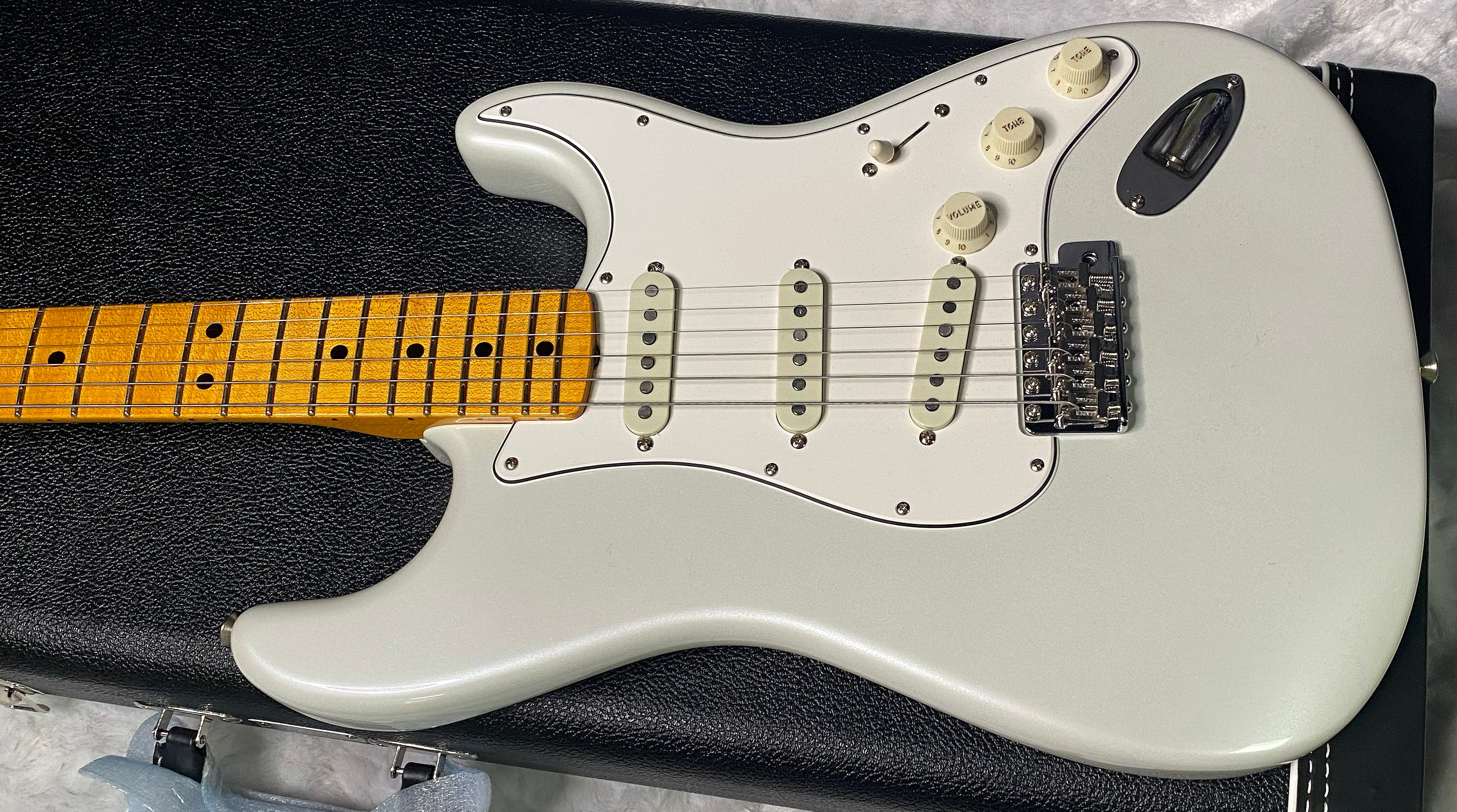 NEW! Fender Custom Shop Special Run '69 Stratocaster NOS Gloss Finish - Handwound P/U's - Frost White - Reverse Matching Headstock - 8.1 lbs - Authorized Dealer - RARE! G07463