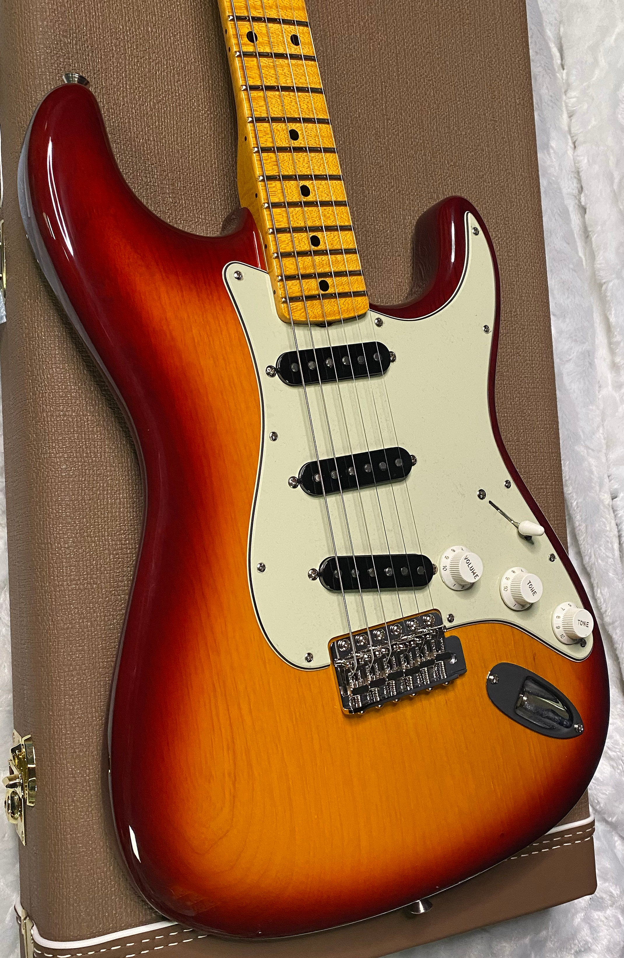 NEW ! Fender Custom Shop ' 62 Stratocaster Bizarre Guitar Exclusive Flamethrower - NOS - Super Limited Edition - Aged Cherry Sunburst - Ash - AAAA Flamed Maple Neck - Authorized Dealer - ONLY 7.1 lbs! - G07479