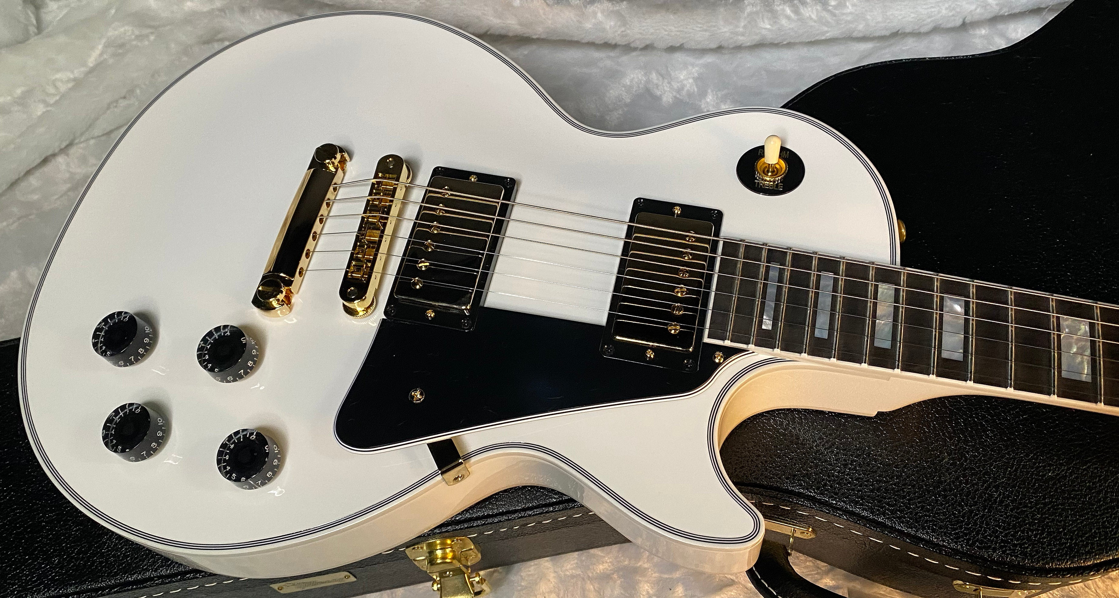 NEW! Gibson Les Paul Custom - Alpine White - Ebony Board - Authorized Dealer - In Stock! - 9.95 lbs - G05985