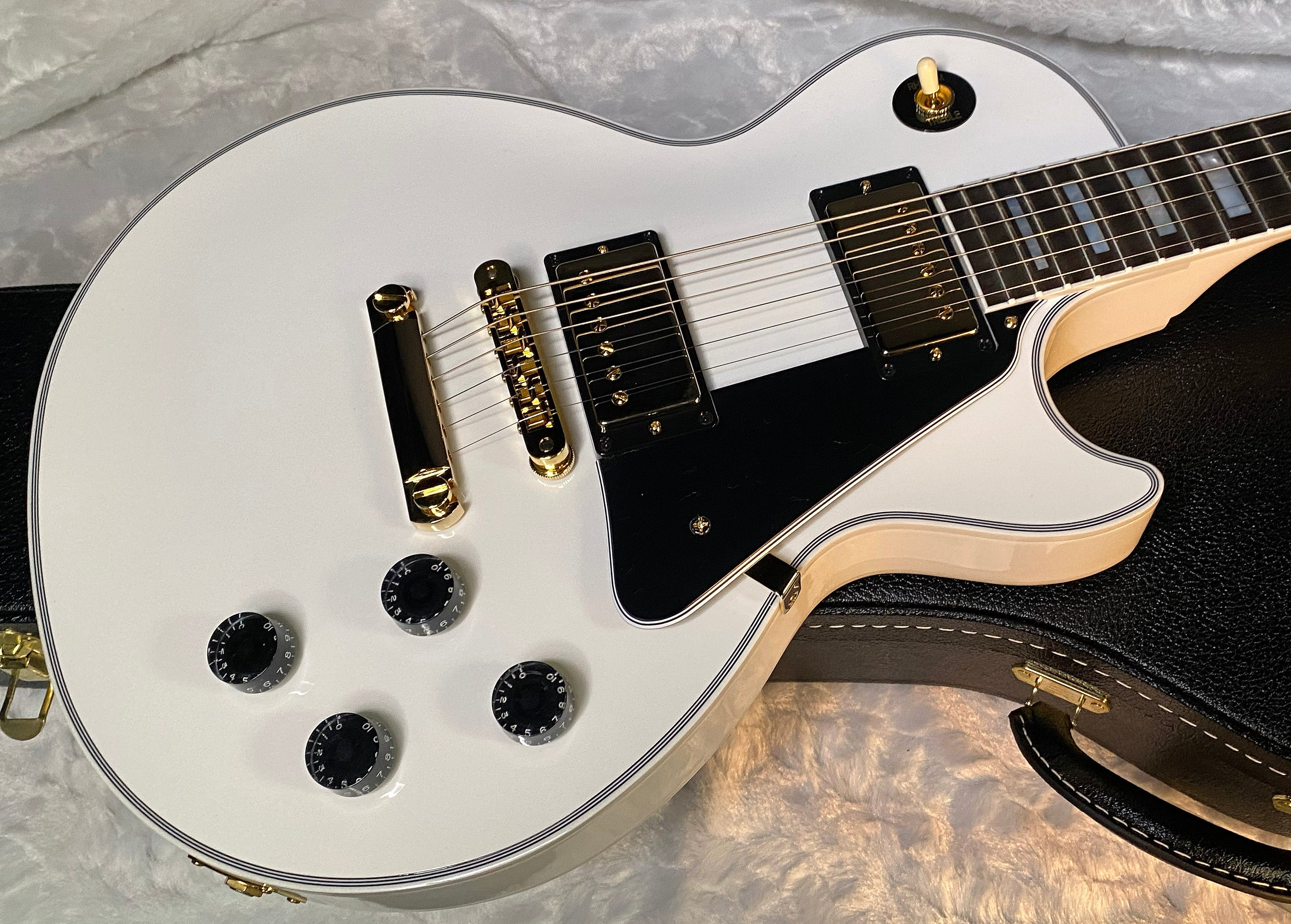NEW! Gibson Les Paul Custom - Alpine White - Ebony Board - Authorized Dealer - In Stock! - 9.95 lbs - G05985