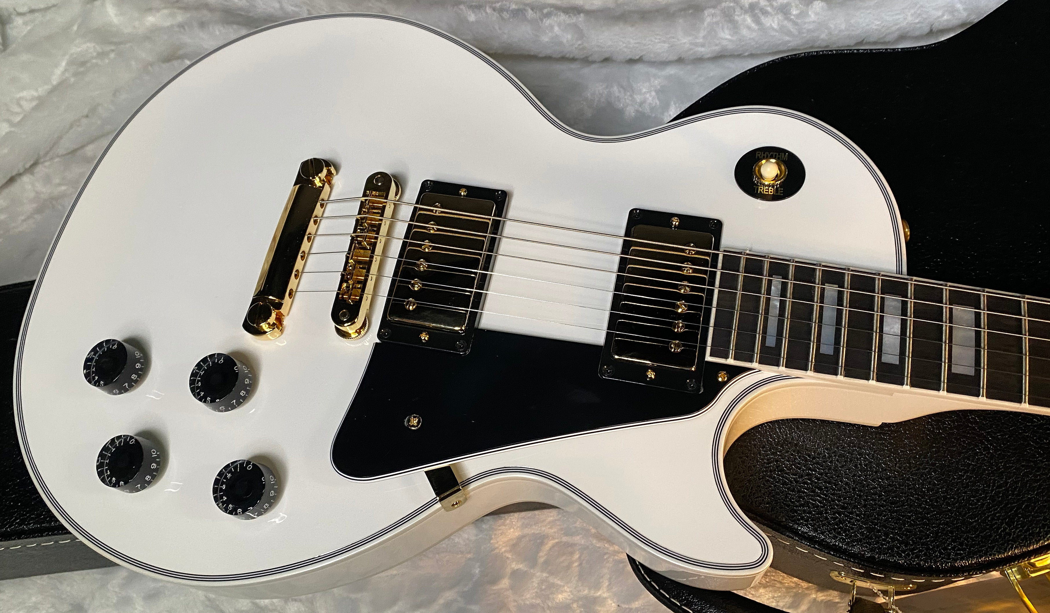 NEW! Gibson Les Paul Custom - Alpine White - Ebony Board - Authorized Dealer - In Stock! - 10.1 lbs - G05963