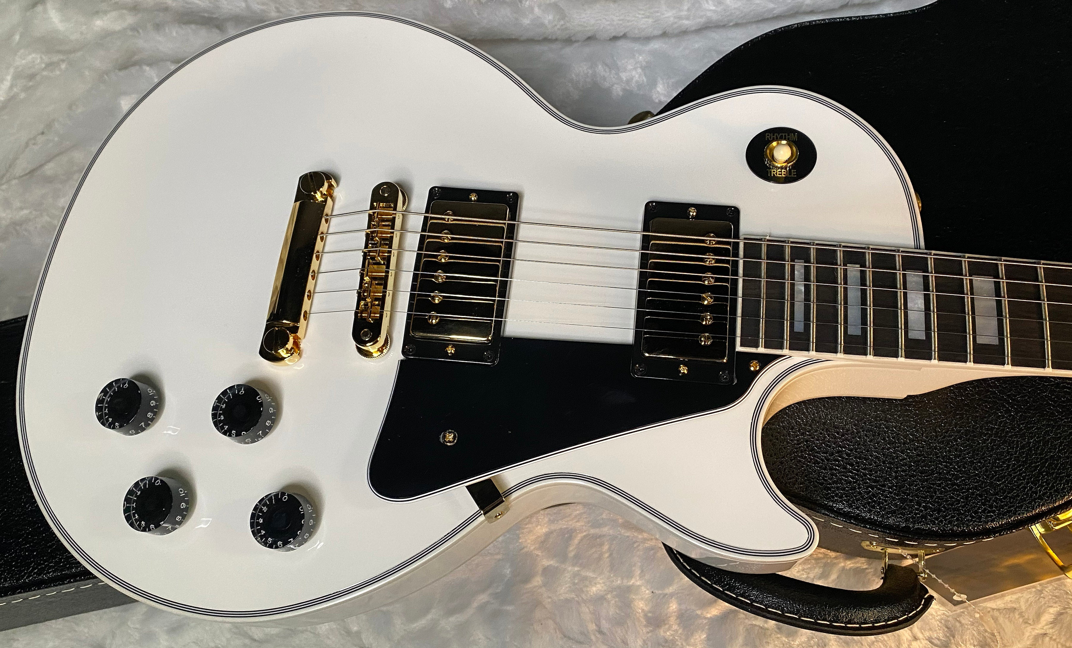 NEW! Gibson Les Paul Custom - Alpine White - Ebony Board - Authorized Dealer - In Stock! - 10.1 lbs - G05963