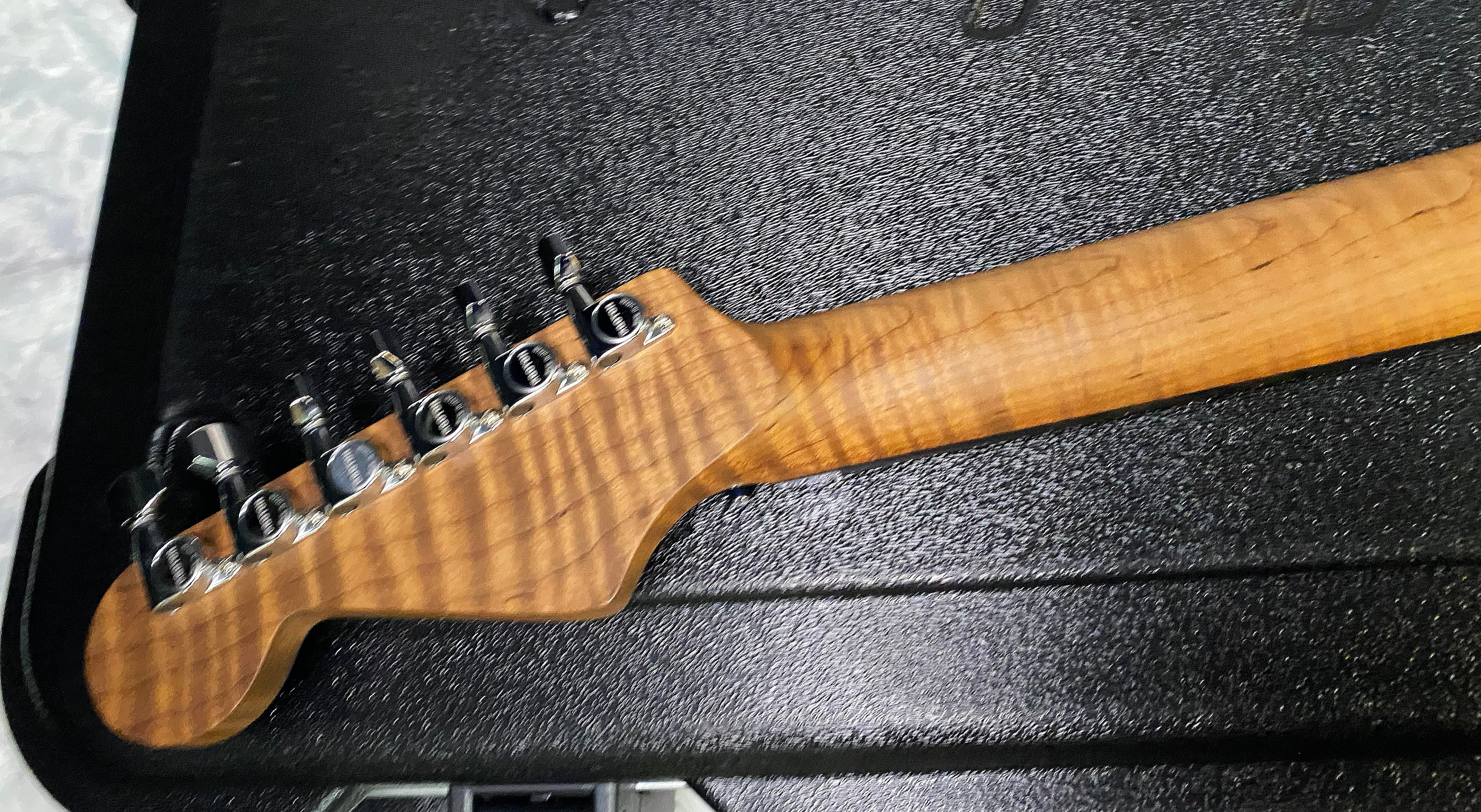 NEW ! Jackson Custom Shop Dinky HSH - Roasted Maple Fretboard - DK - Purple Sparkle - Authorized Dealer - 8.35 lbs - G06855