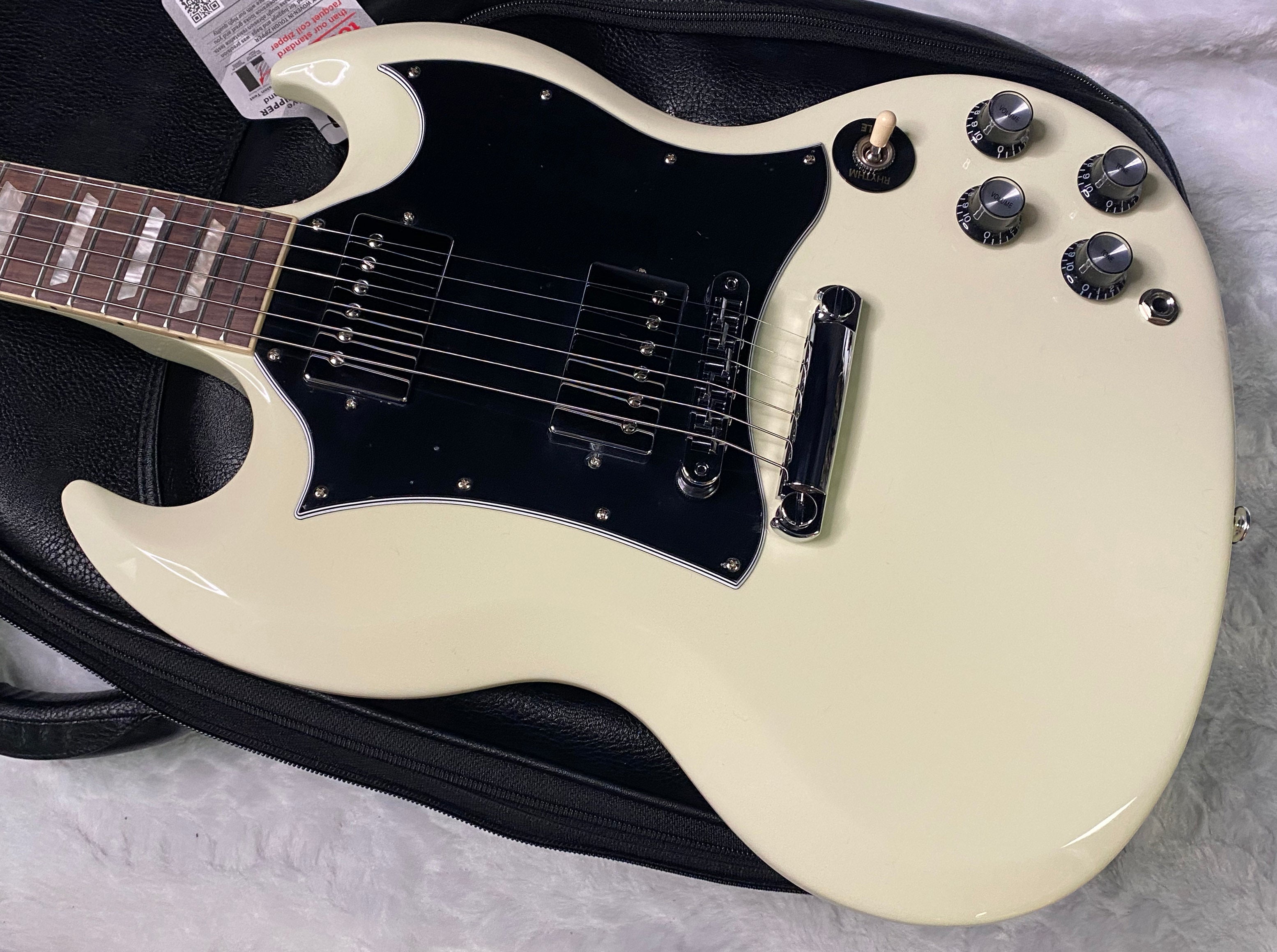 NEW ! Gibson SG Standard - Classic White Finish - Original Gibson Leather Gig Bag - Authorized Dealer - Only 6lbs - G06827