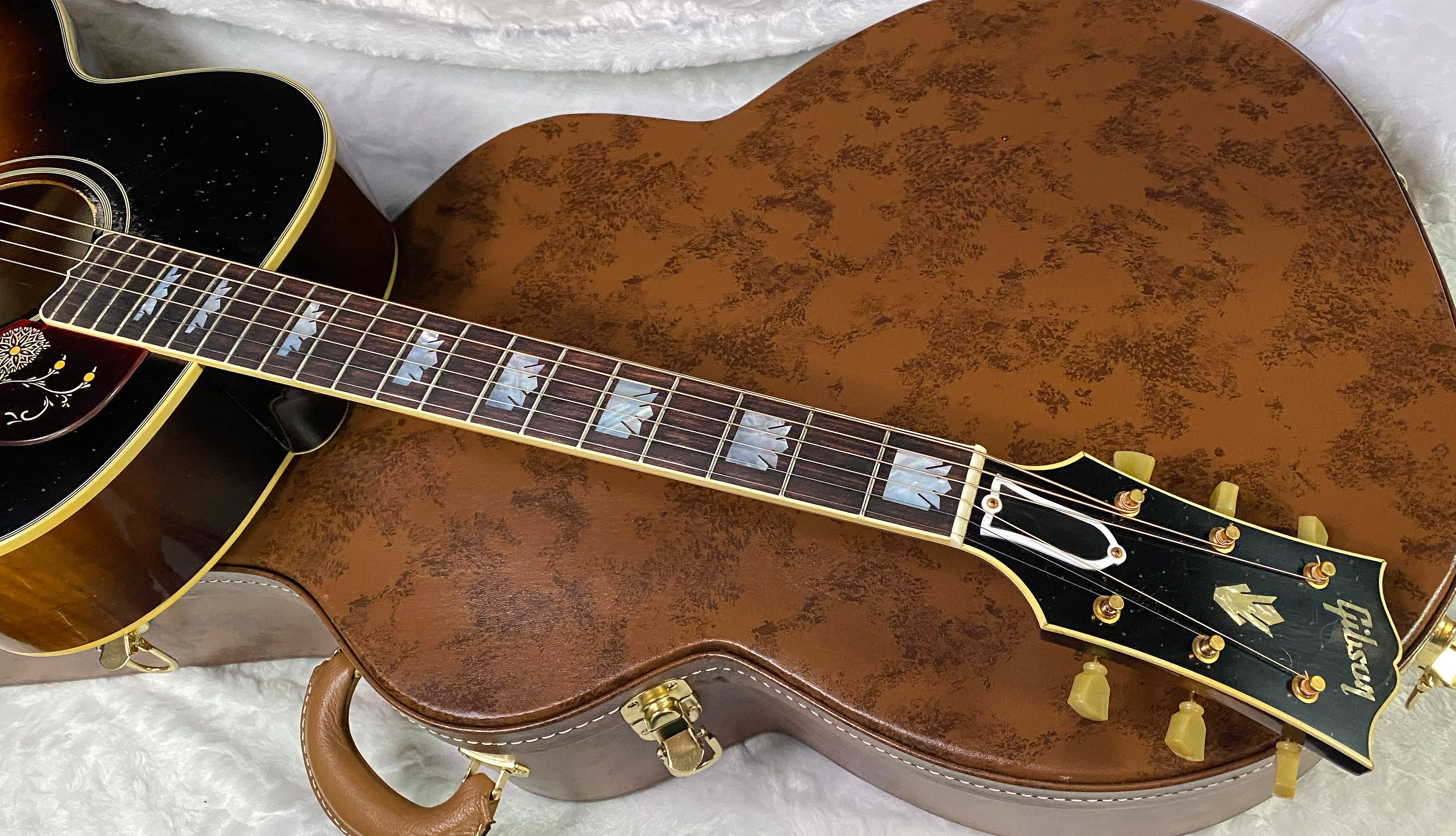 NEW! Gibson Acoustic 1957 SJ-200 Acoustic Guitar Murphy Lab Light Aged - Vintage Sunburst - Custom Shop - Authorized Dealer - 4.5 lbs G06824