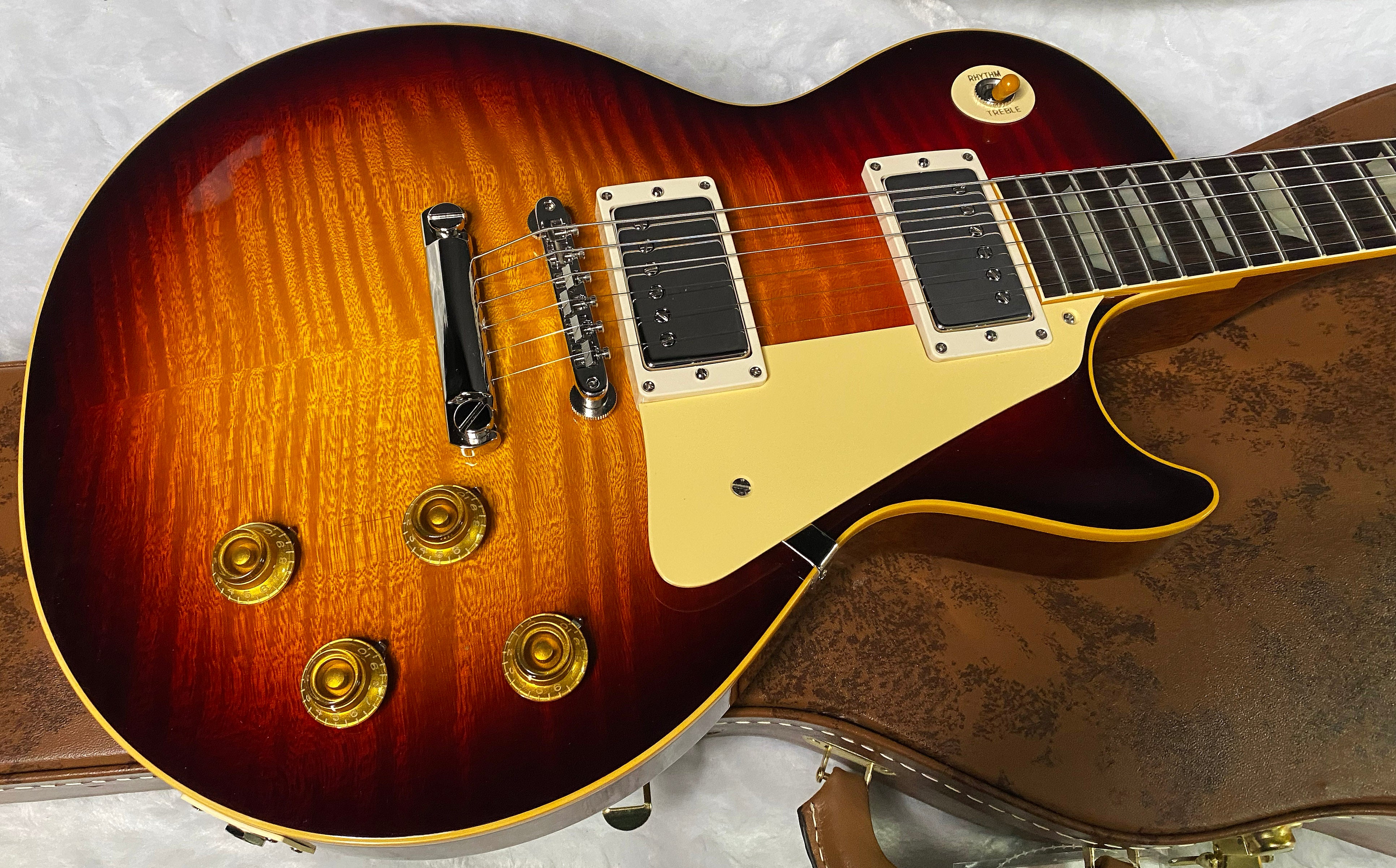 NEW ! Gibson Custom Shop 1959 Les Paul - Tri Burst Gloss Finish - Authorized Dealer - Hand Picked Curly Maple Flame Top - MONSTER TOP - 8.4 lbs - G06820