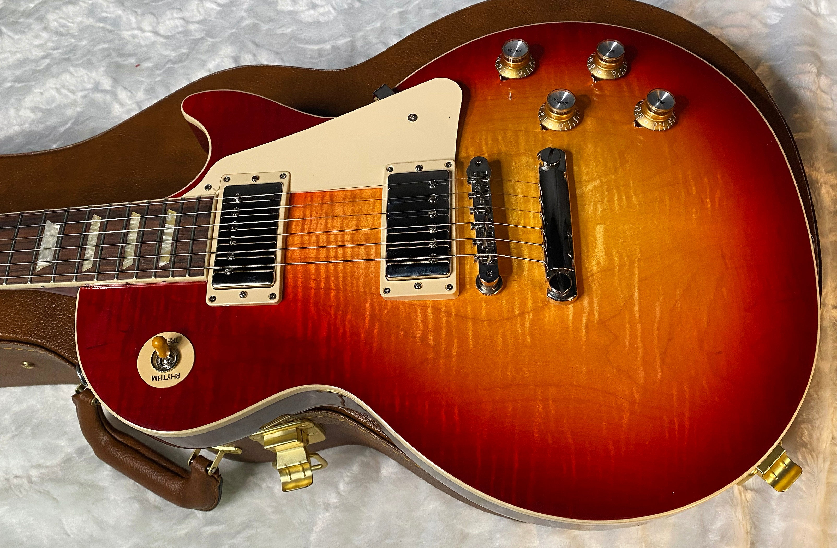 NEW! Gibson Les Paul 60&#39;s Standard - Dark Cherry Sunburst - Limited Edition - Authorized Dealer - AAA Flame Maple Top - 9.45 lbs - G06137