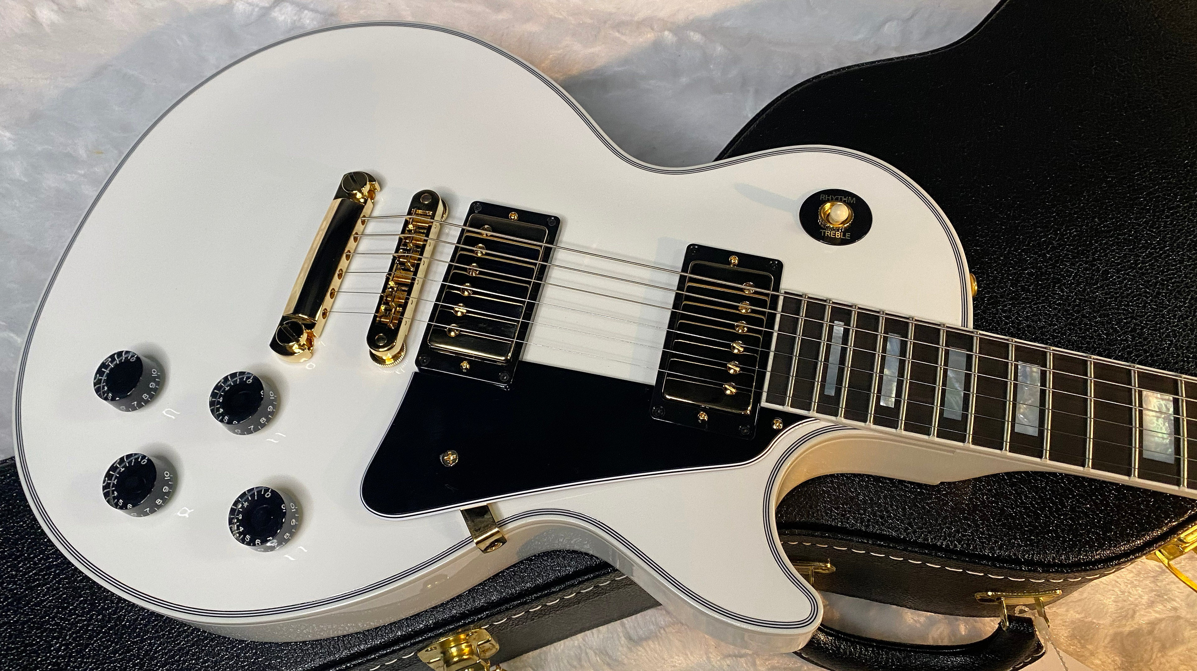 NEW! Gibson Les Paul Custom - Alpine White - Ebony Board - Authorized Dealer - 10.1 lbs - G06424