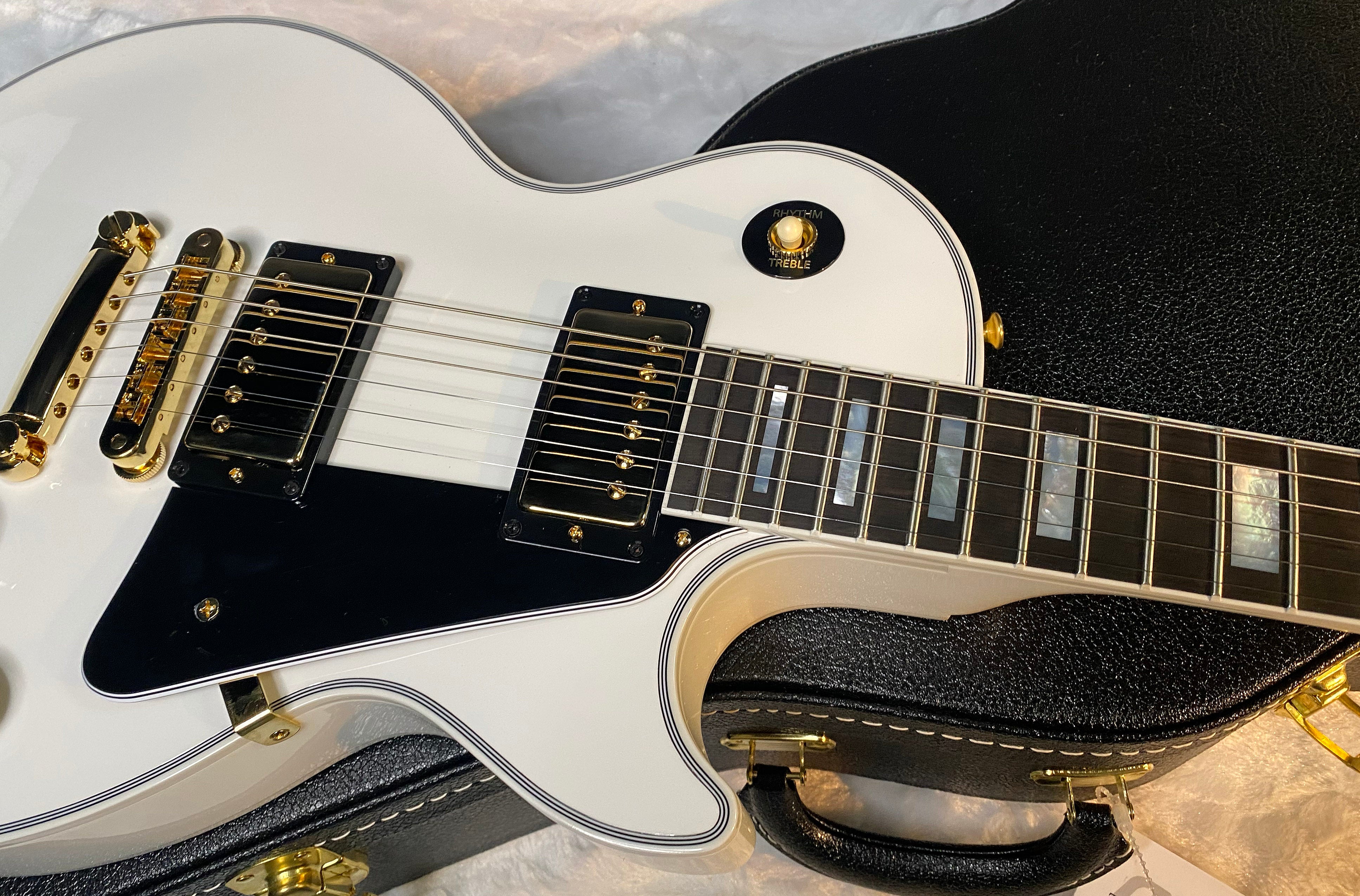 NEW! Gibson Les Paul Custom - Alpine White - Ebony Board - Authorized Dealer - 10.1 lbs - G06424