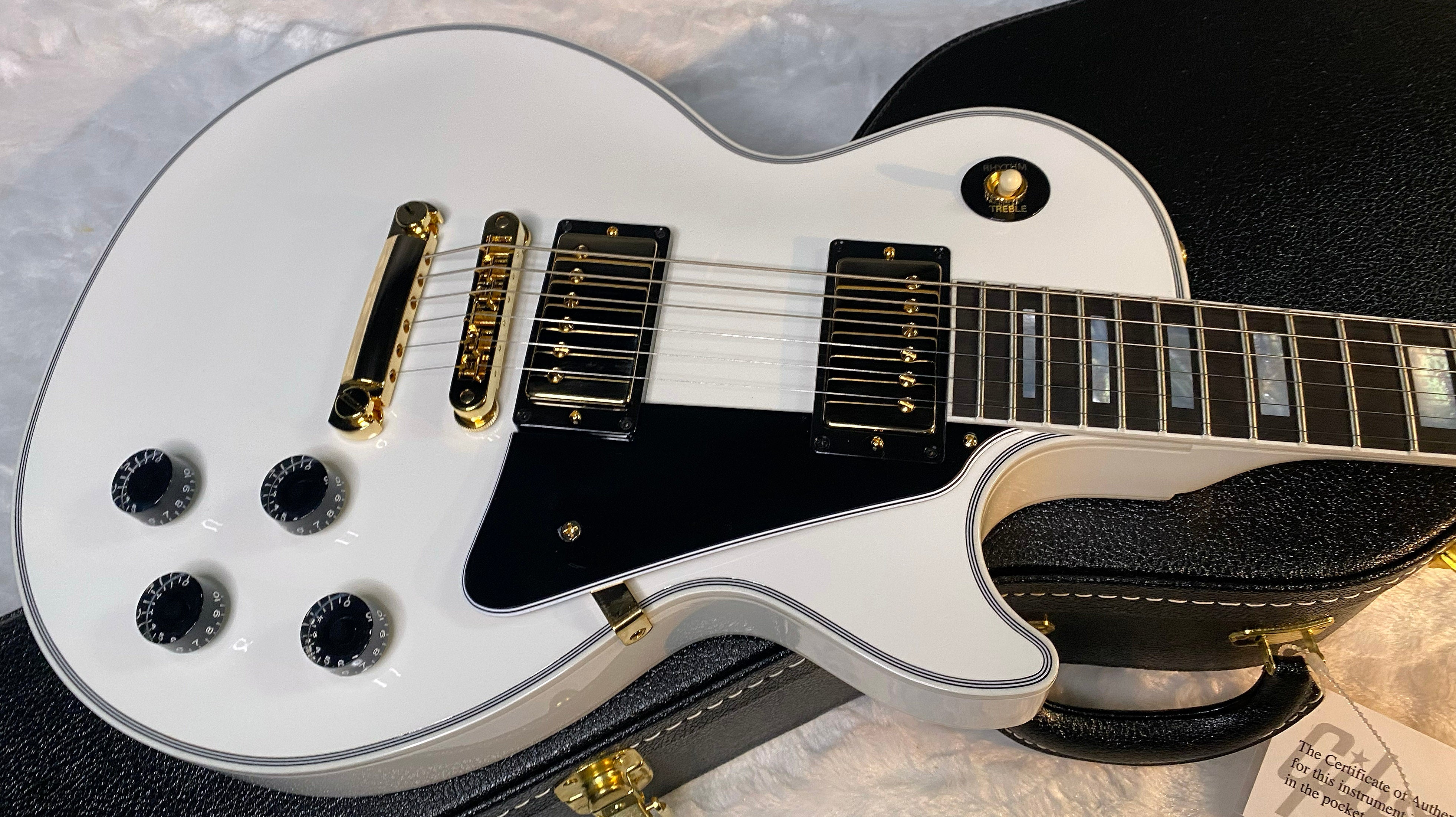 NEW! Gibson Les Paul Custom - Alpine White - Ebony Board - Authorized Dealer - 10.1 lbs - G06424