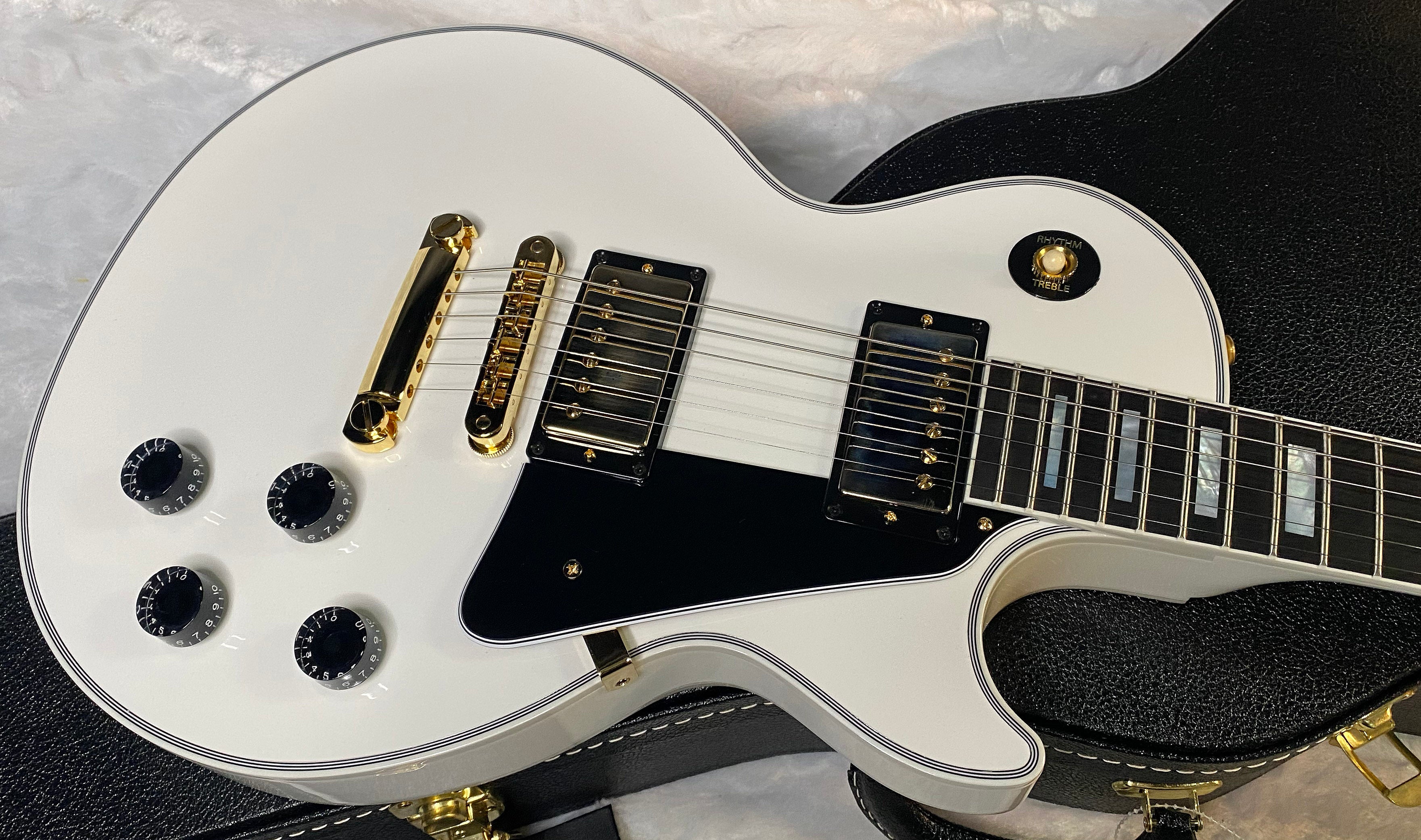 NEW! Gibson Les Paul Custom - Alpine White - Ebony Board - Authorized Dealer - 9.9 lbs - G06440